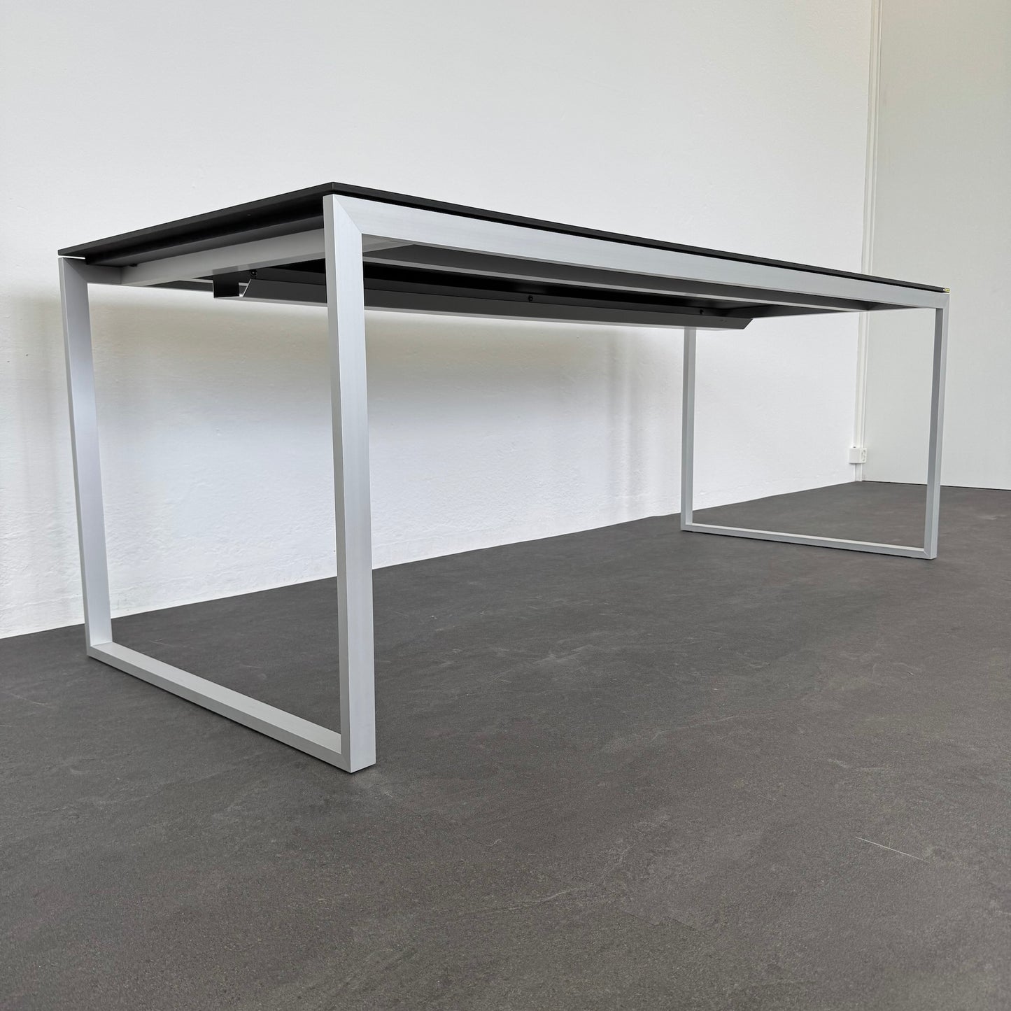 Zemp Z21 Schreibtisch Seitliche Ansicht