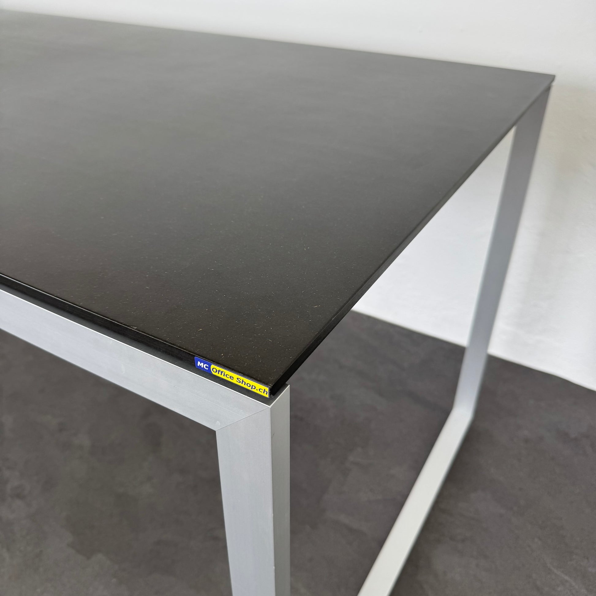 Zemp Z21 Schreibtisch Detailfoto Tischkante