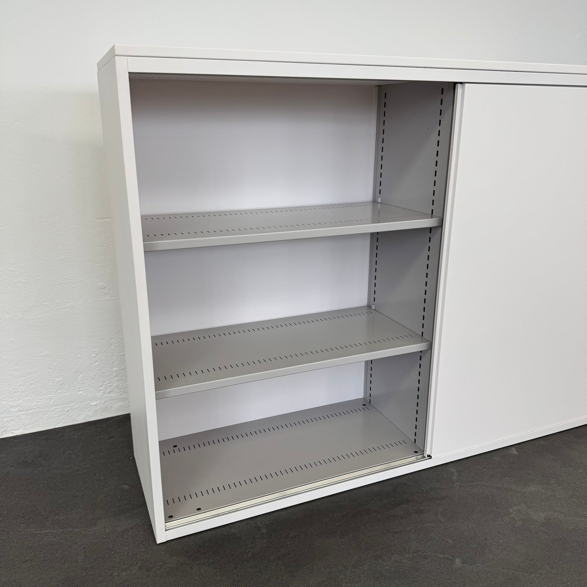 Lista Storage Schiebetür-Aktenschrank geöffnet auf der linken Seite