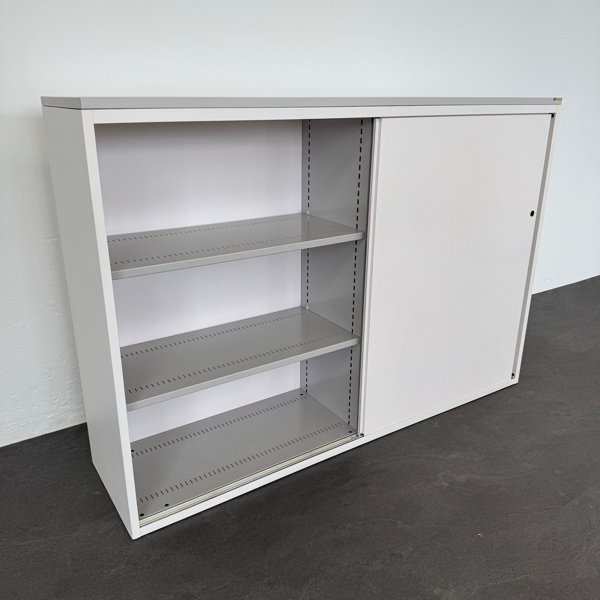 Lista Storage Schiebetür-Aktenschrank mit je 2 Fachböden pro Seite