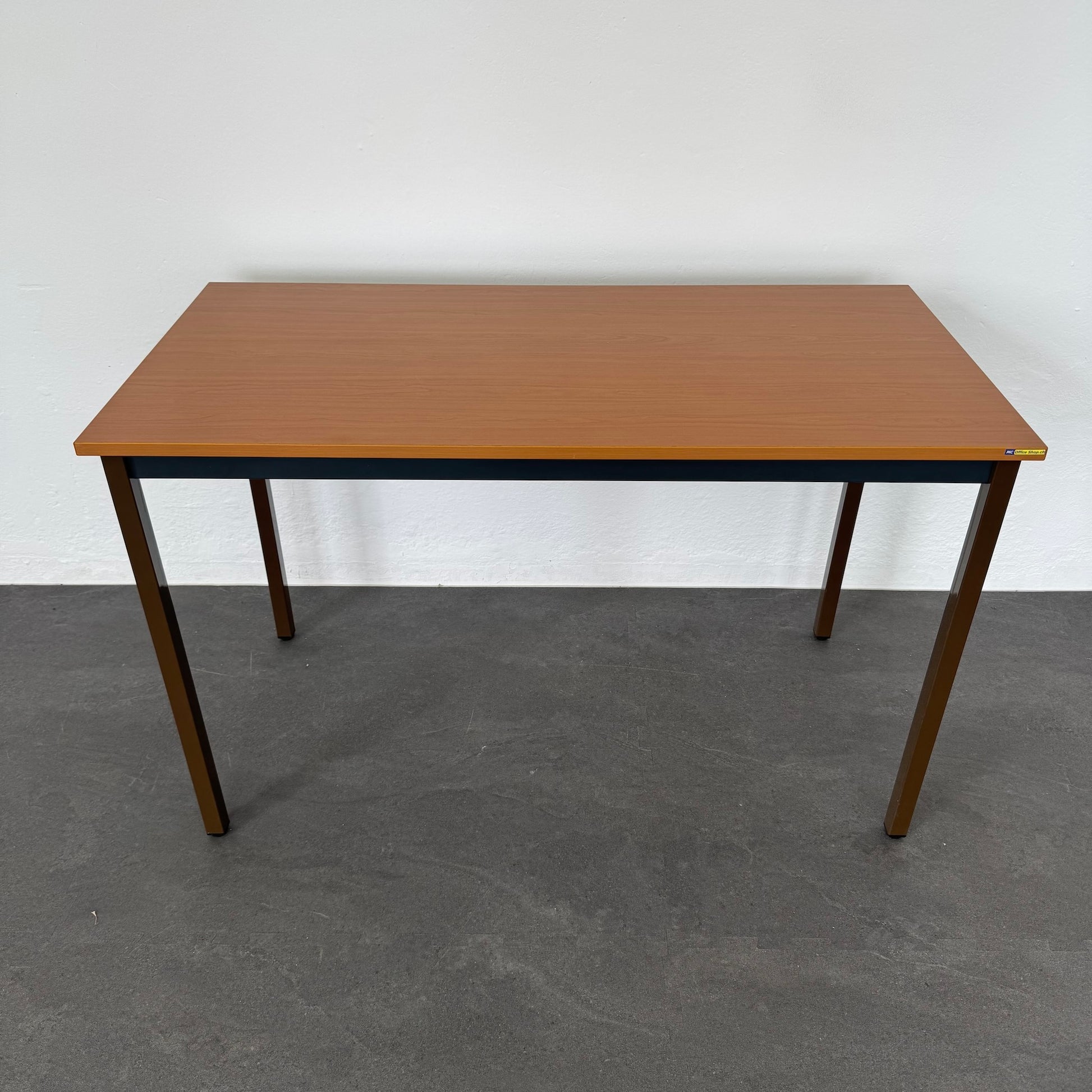 Büro Fürrer Basic Beistelltisch mit Tischplatte Nussbaumfurnier