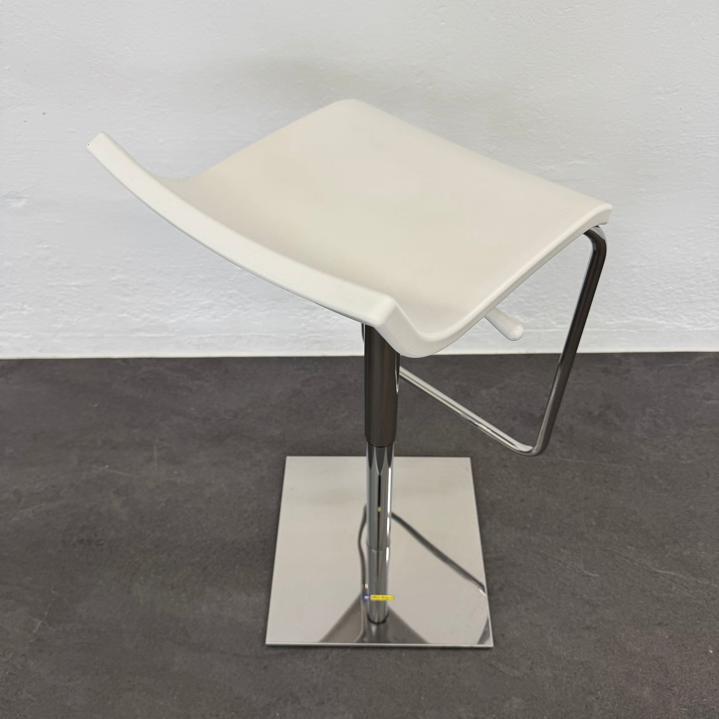 Top Design White Line Barhocker Ansicht von hinten