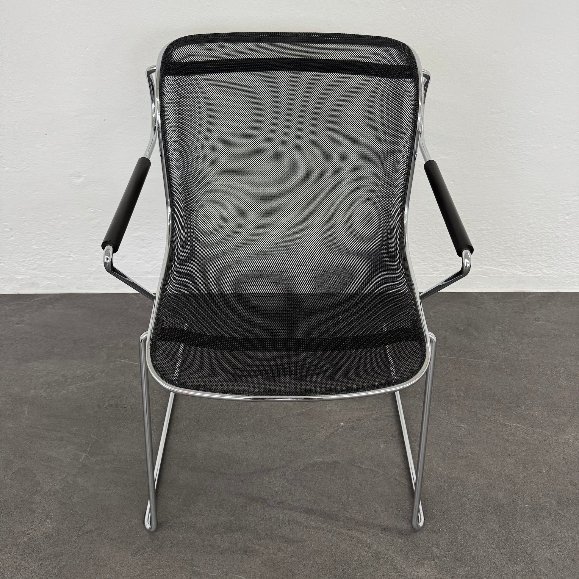 Top Design Caliente Freischwinger mit schwarzer Sitzfläche