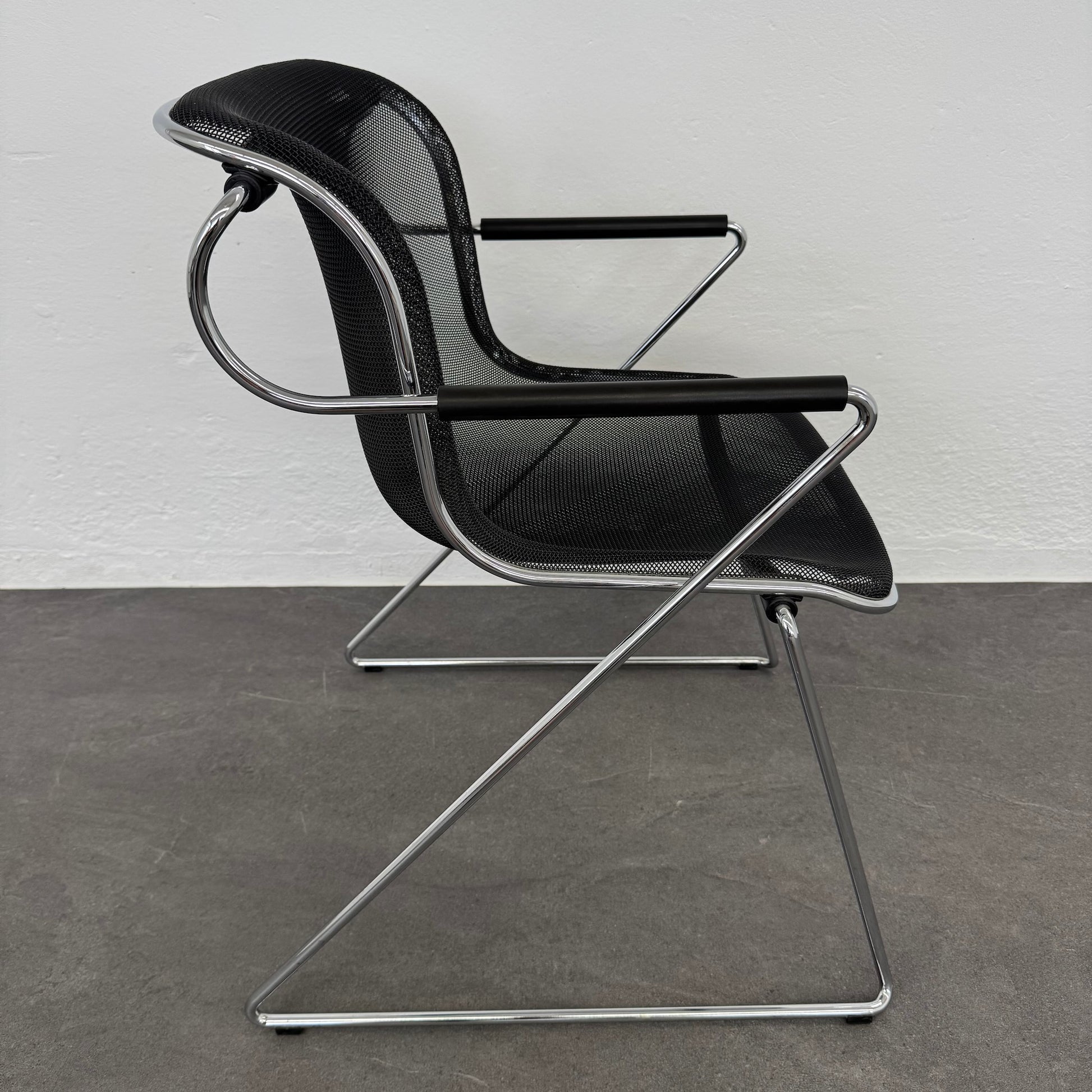 Top Design Caliente Freischwinger seitliche Ansicht