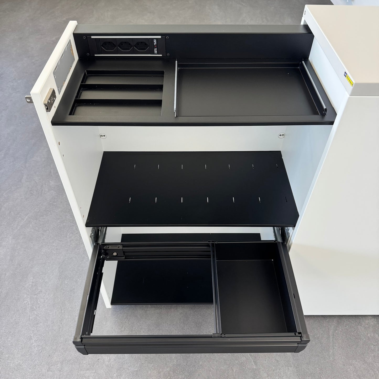 Lista Office D1 Apothekerschrank mit Materialschale und Breitschublade