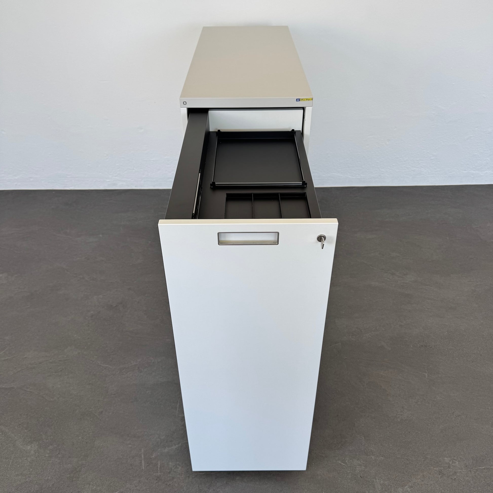 Lista Office D1 Apothekerschrank  geöffnet von vorne