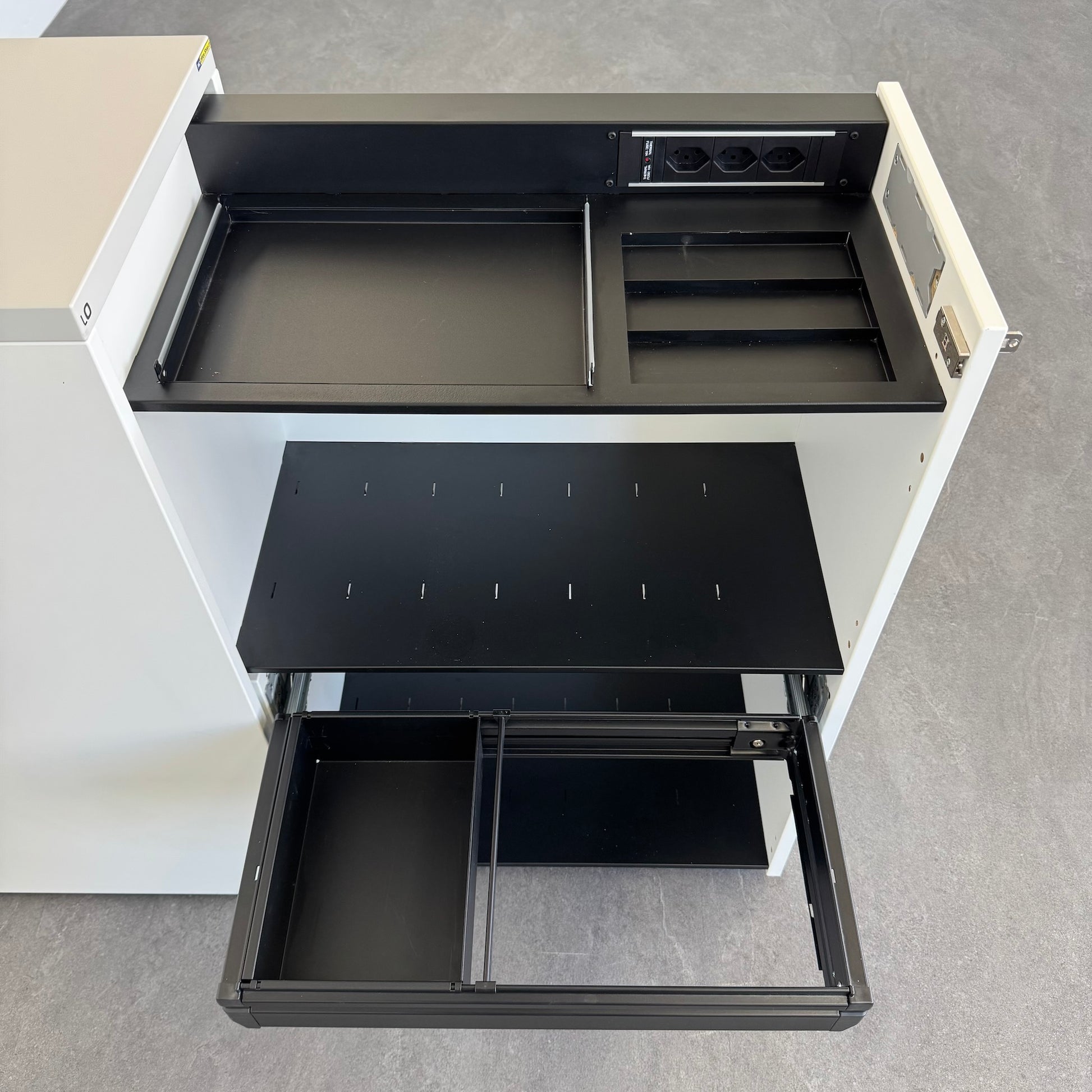 Lista Office D1 Apothekerschrank mit Materialschale und Breitschublade