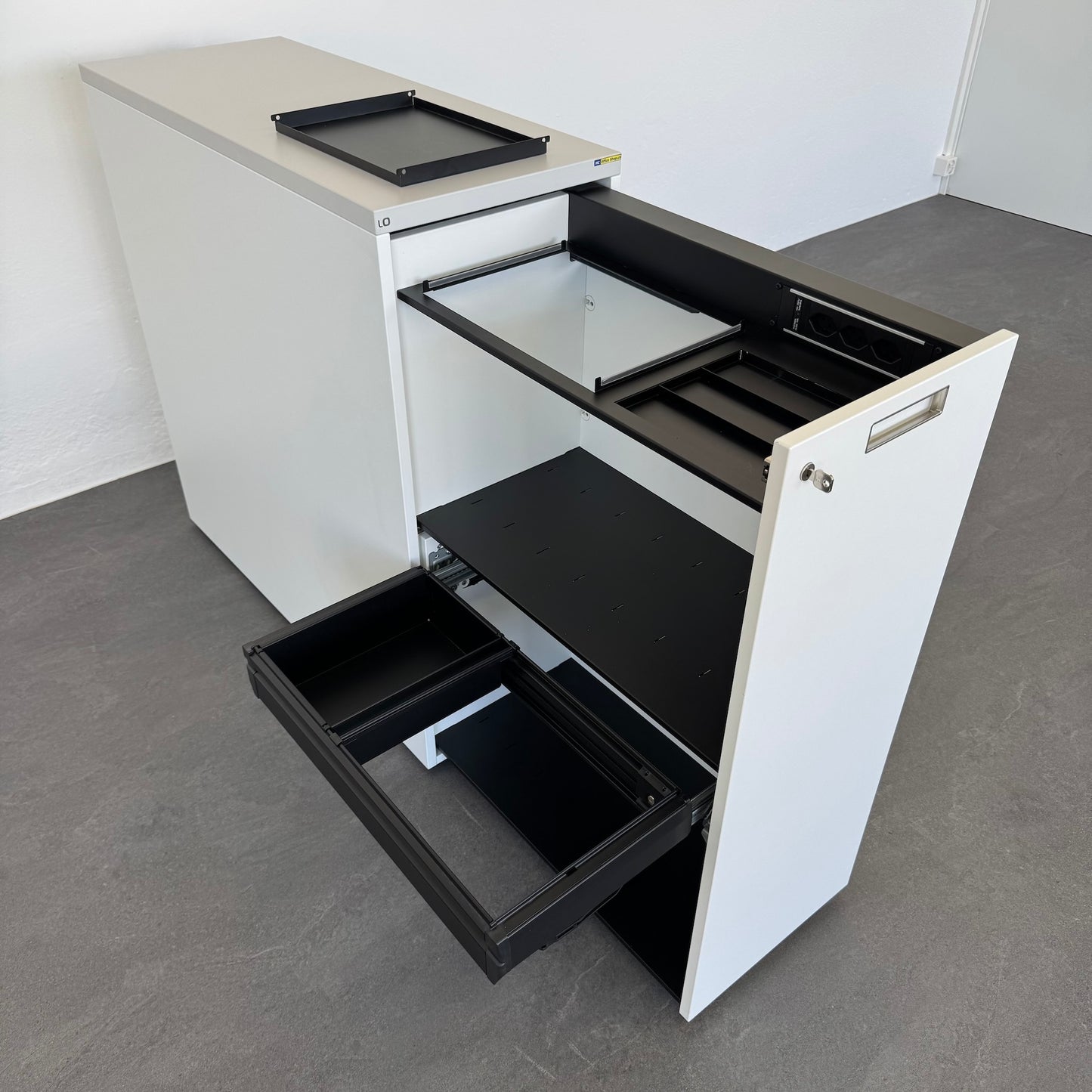 Lista Office D1 Apothekerschrank mit HR-Auszug offen