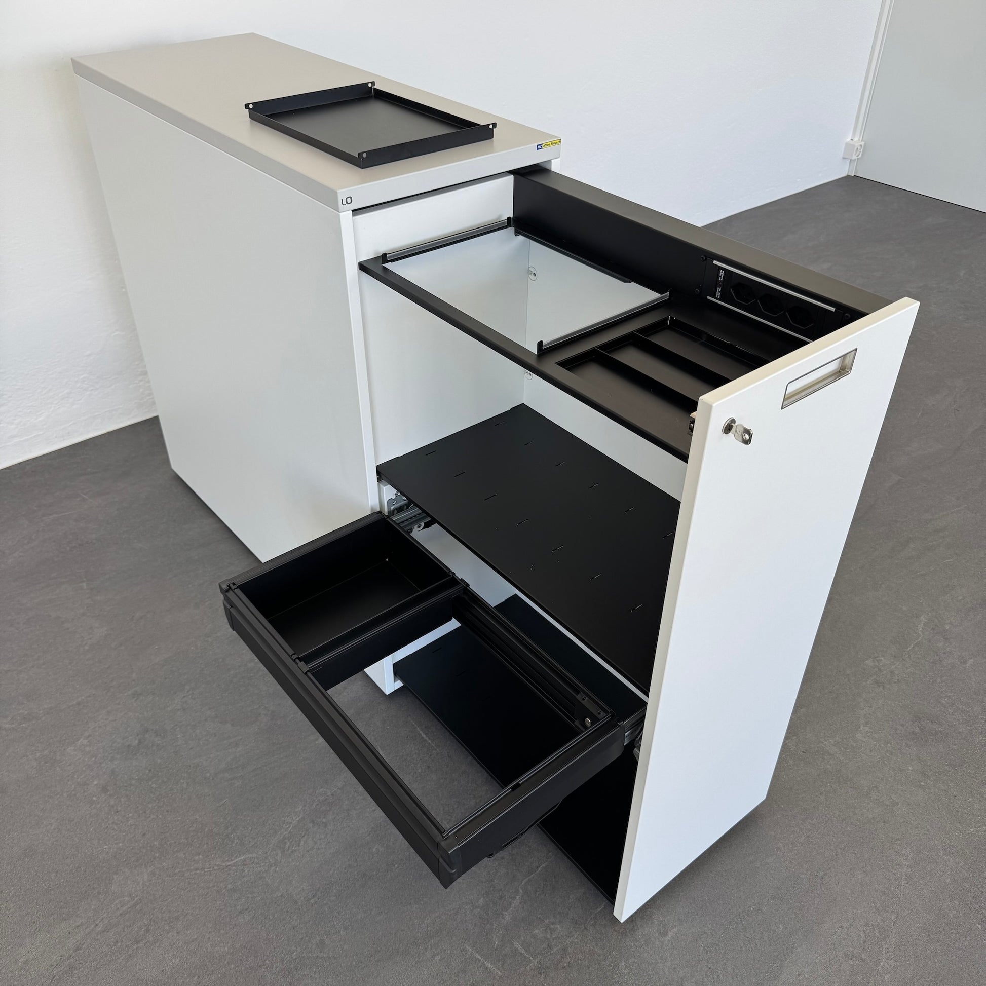 Lista Office D1 Apothekerschrank mit HR-Auszug offen