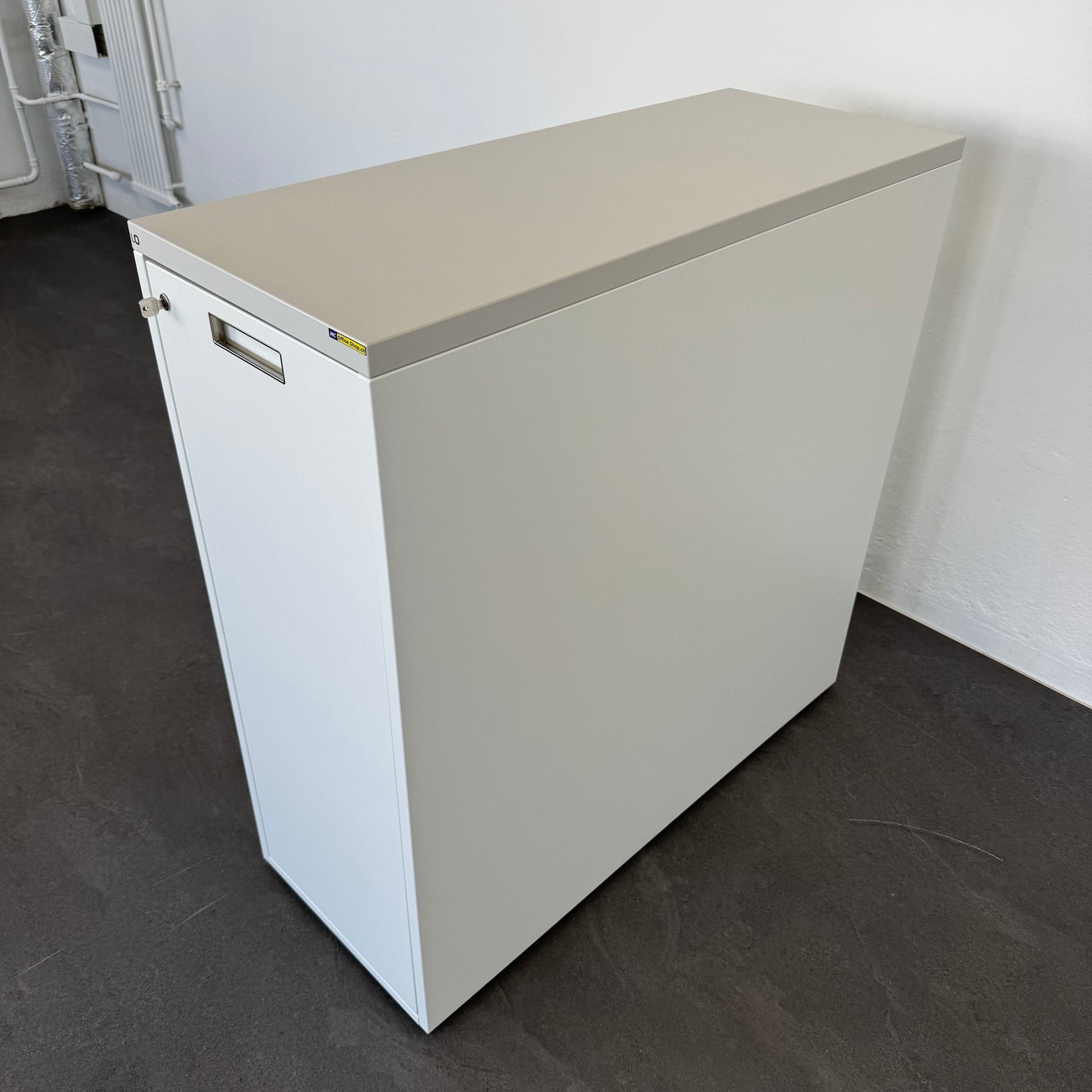 Lista Office D1 Apothekerschrank geschlossen Ansicht von links