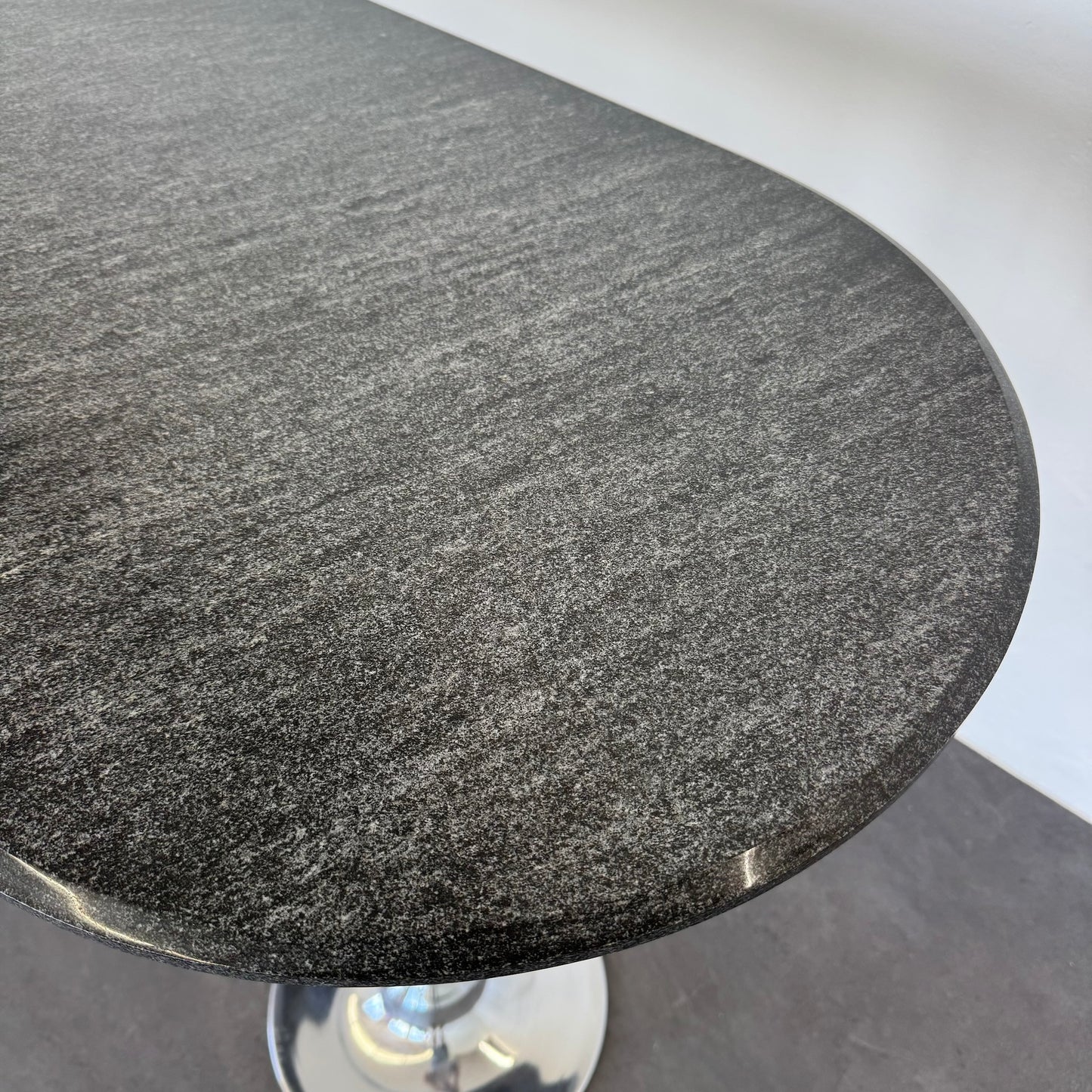 Top Design Eleganto Stehbartisch Detailbild Tischplatte rechts