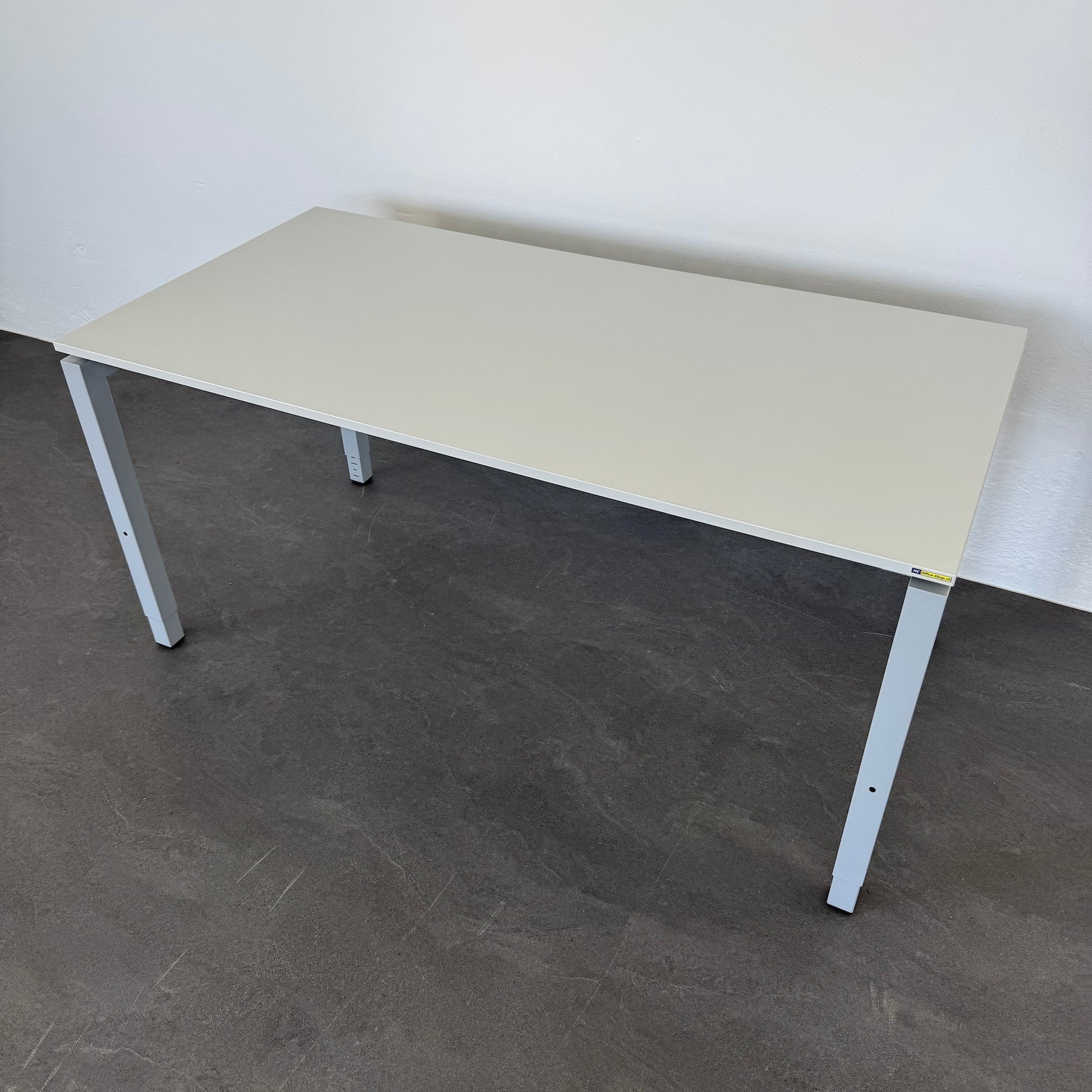 Ergodata Line Desk Schreibtisch mit Rasterhöhenverstellung