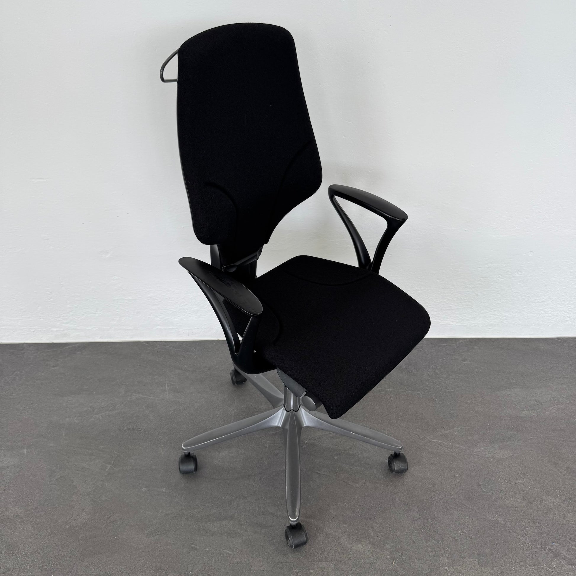 Giroflex G64 Bürodrehstuhl mit Armlehnen und Kleiderbügel