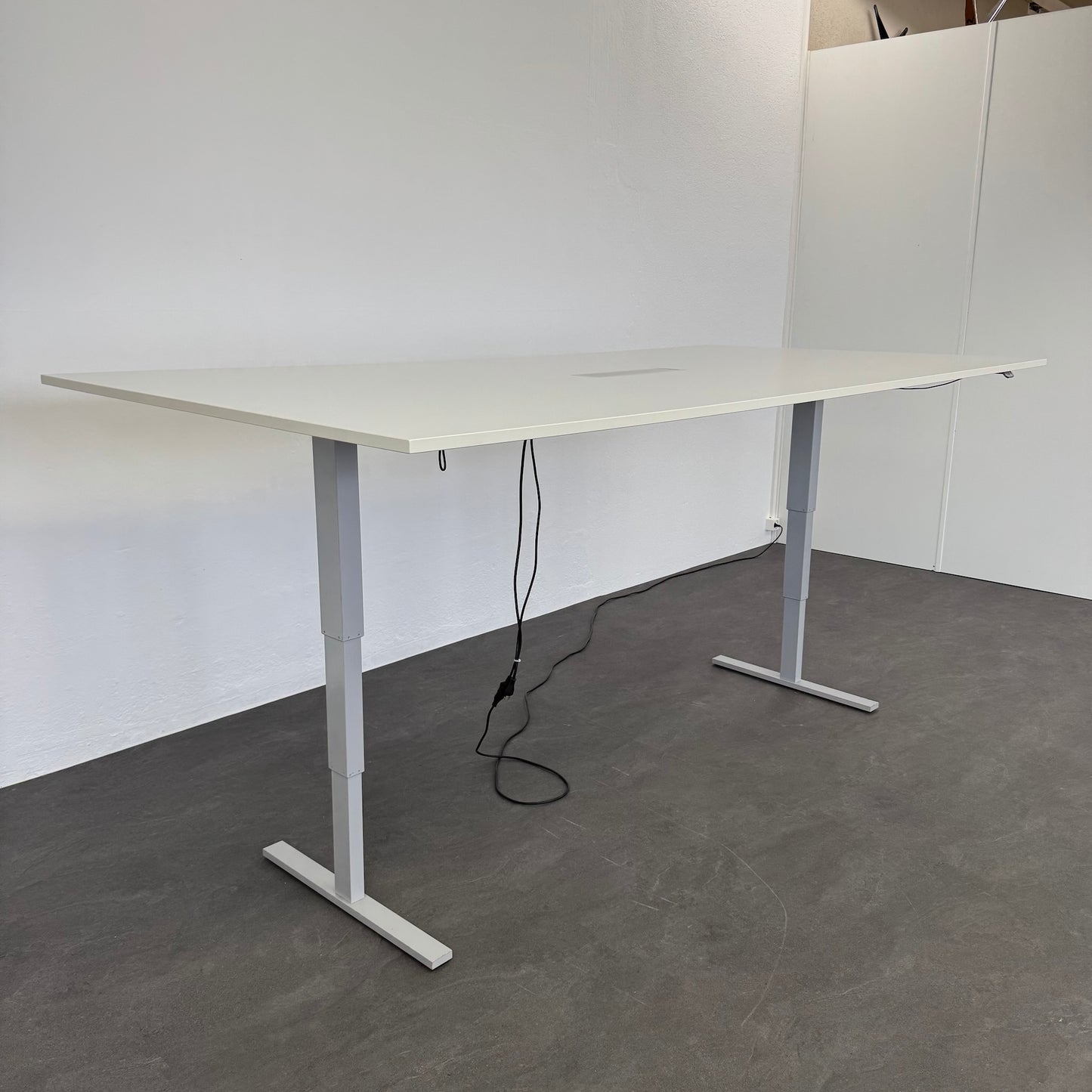 Denz AERO FLEX Sitz-Steh Sitzungstisch mit elektrischer Höhenverstellung