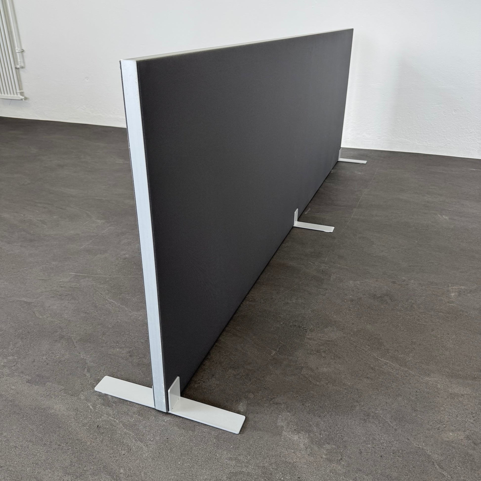 Bene W4 Trennwand mit Knaten in Aluminium
