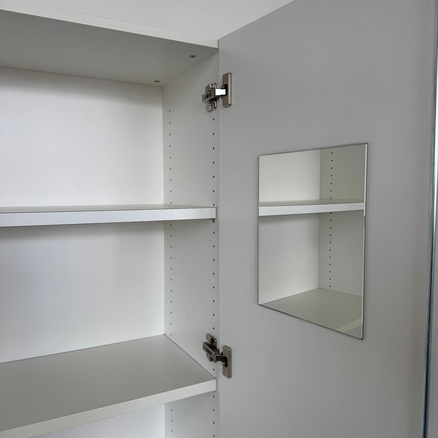Zemp Classic Flügeltürschrank Detailfoto Spiegel