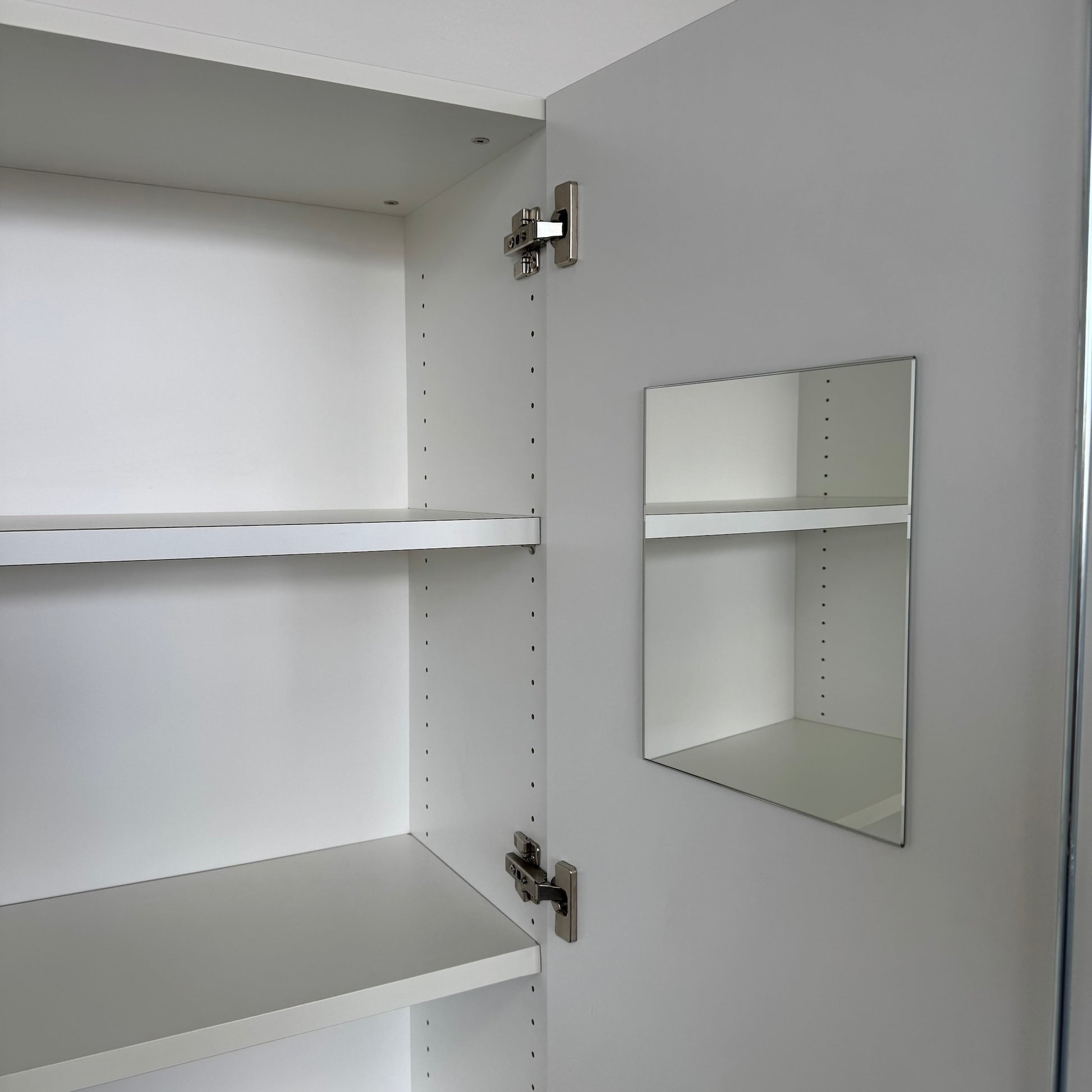 Zemp Classic Flügeltürschrank Detailfoto Spiegel