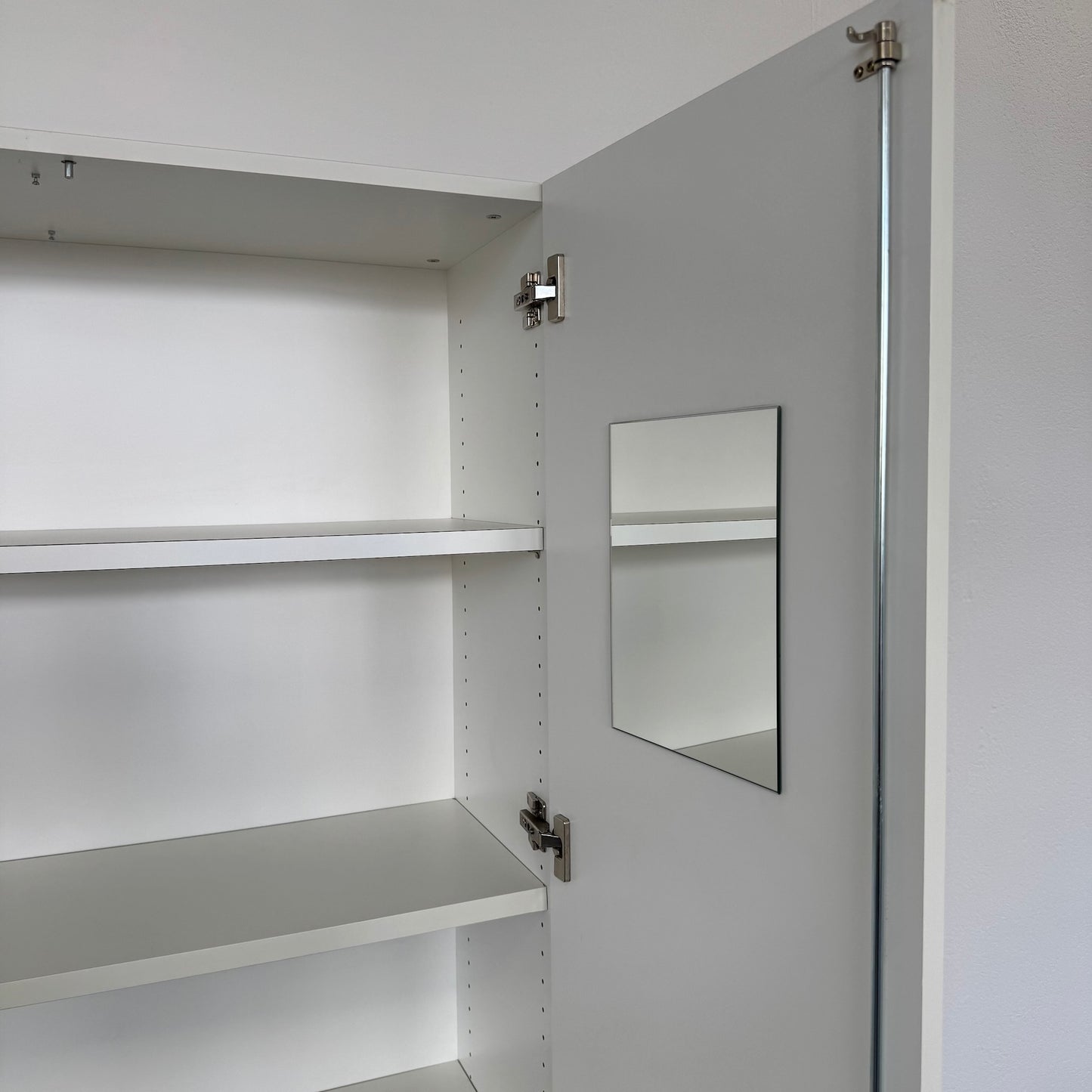 Zemp Classic Flügeltürschrank Detailfoto Spiegel