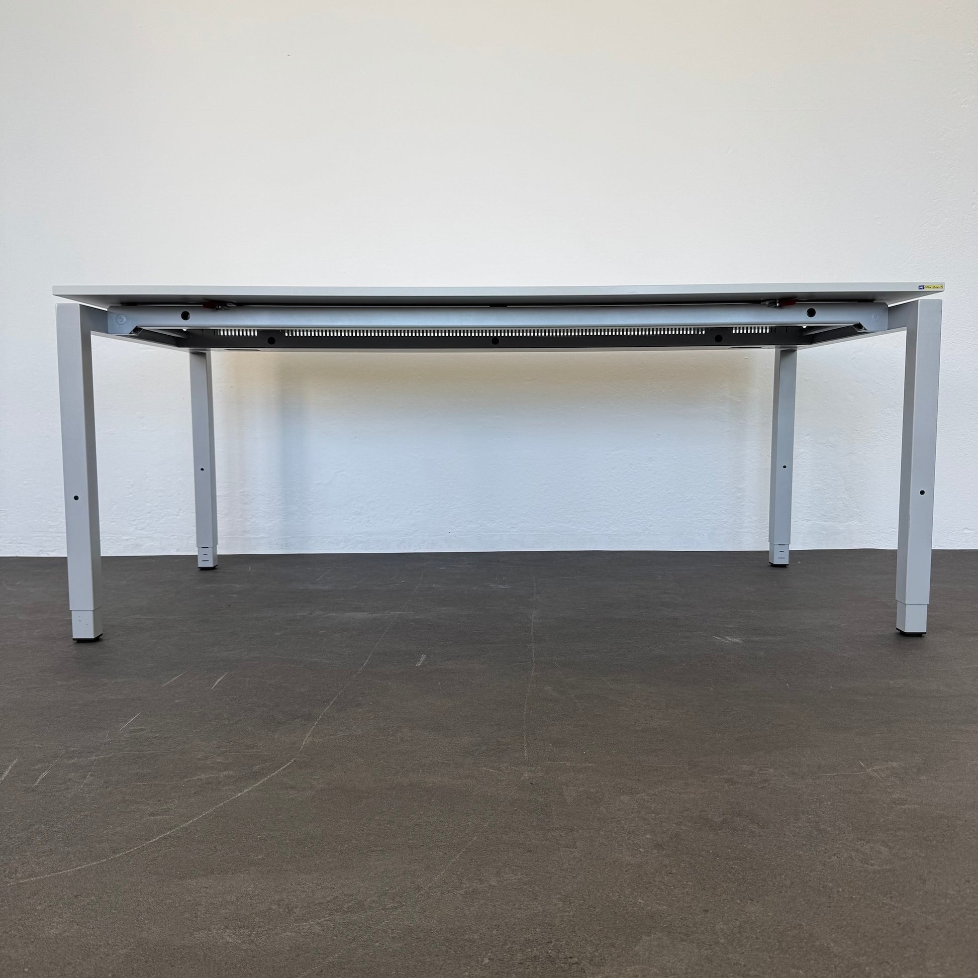 Ergodata Line Desk Schreibtisch mit Gestell in Silbergrau