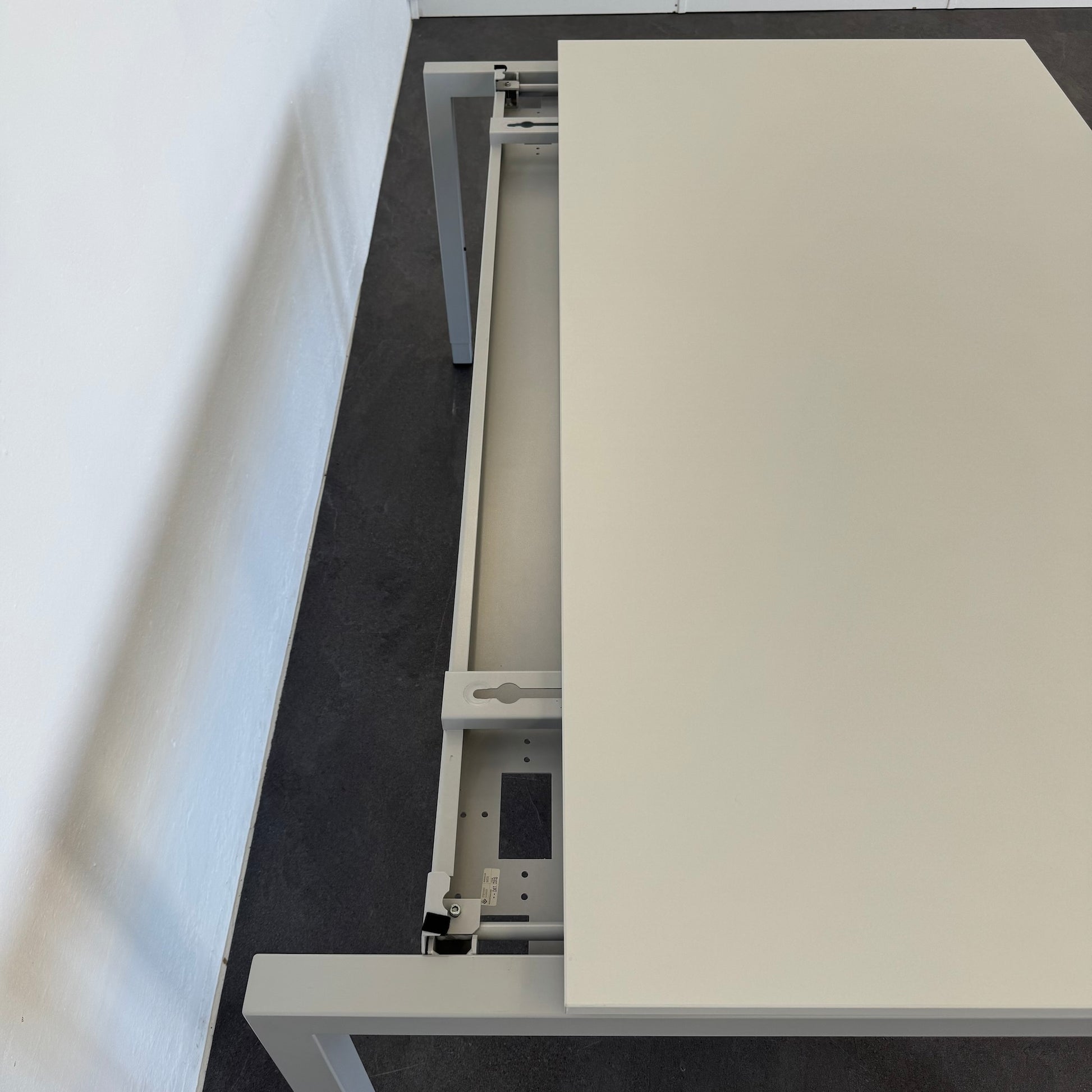 Ergodata Line Desk Schreibtisch Detailfoto Kabelkanal