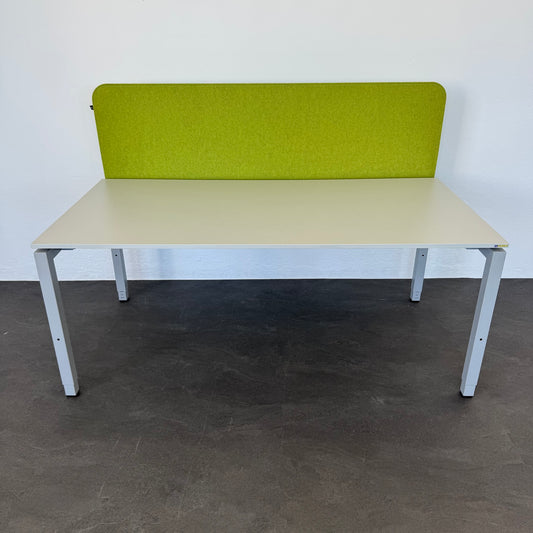 Ergodata Line Desk Schreibtisch Spanplatte Lichtgrau mit Buzzi Desk Trennwand