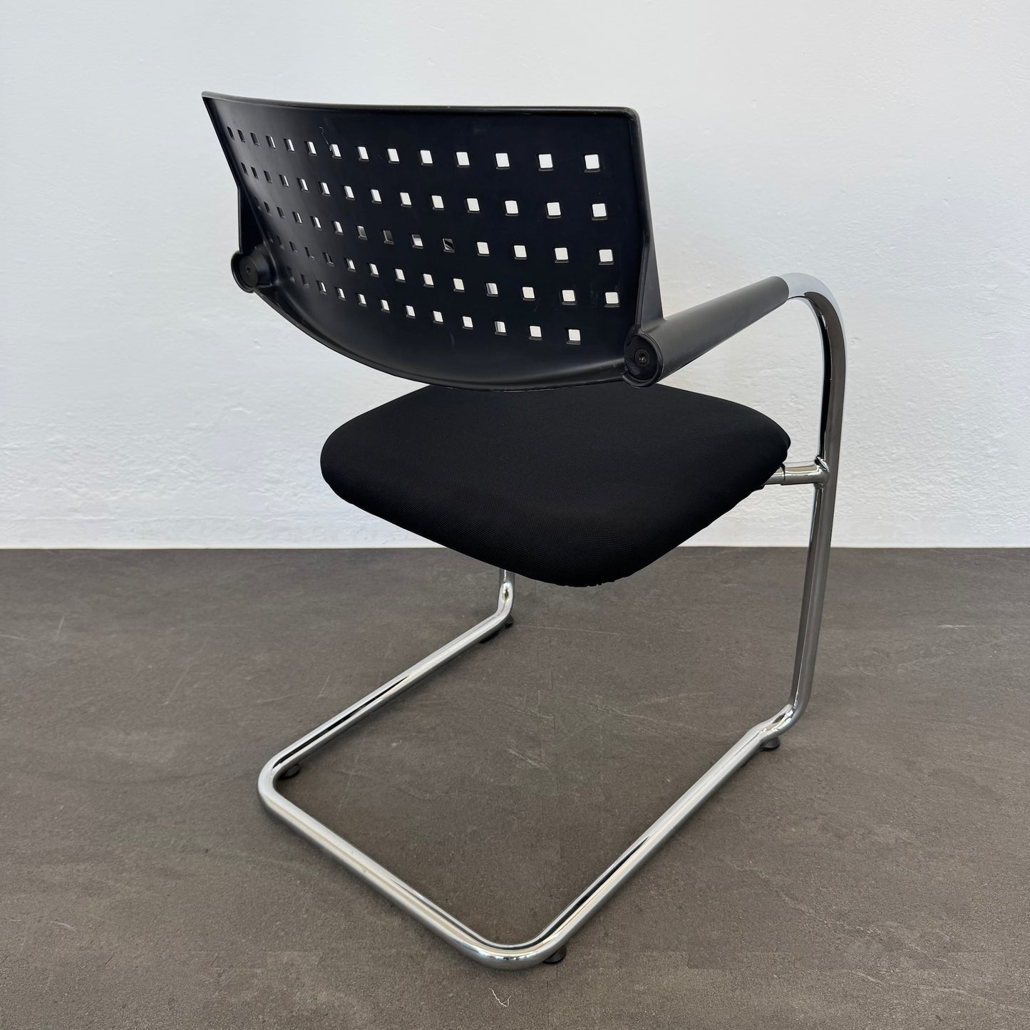 Vitra Visavis Freischwinger mit Rückenlehne Kunstoff Anthrazit