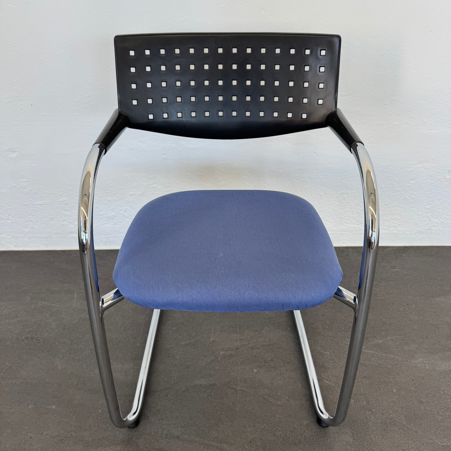 Vitra Visavis Freischwinger mit Stoffbezug Blau gemustert