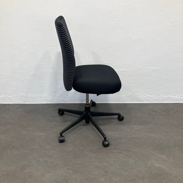 Vitra T-Chair Bürodrehstuhl Schwarz-Weiss ohne Armlehnen