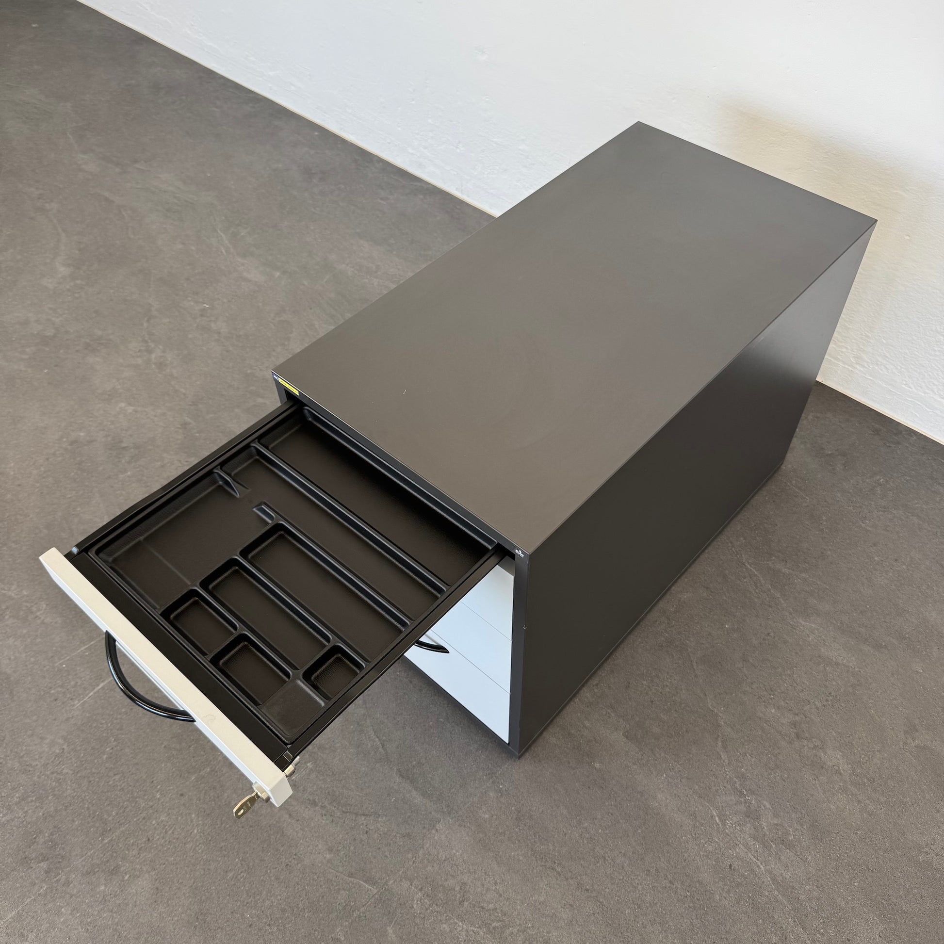 Elan Euroffice Unterstell-Korpus mit Materialschale offen