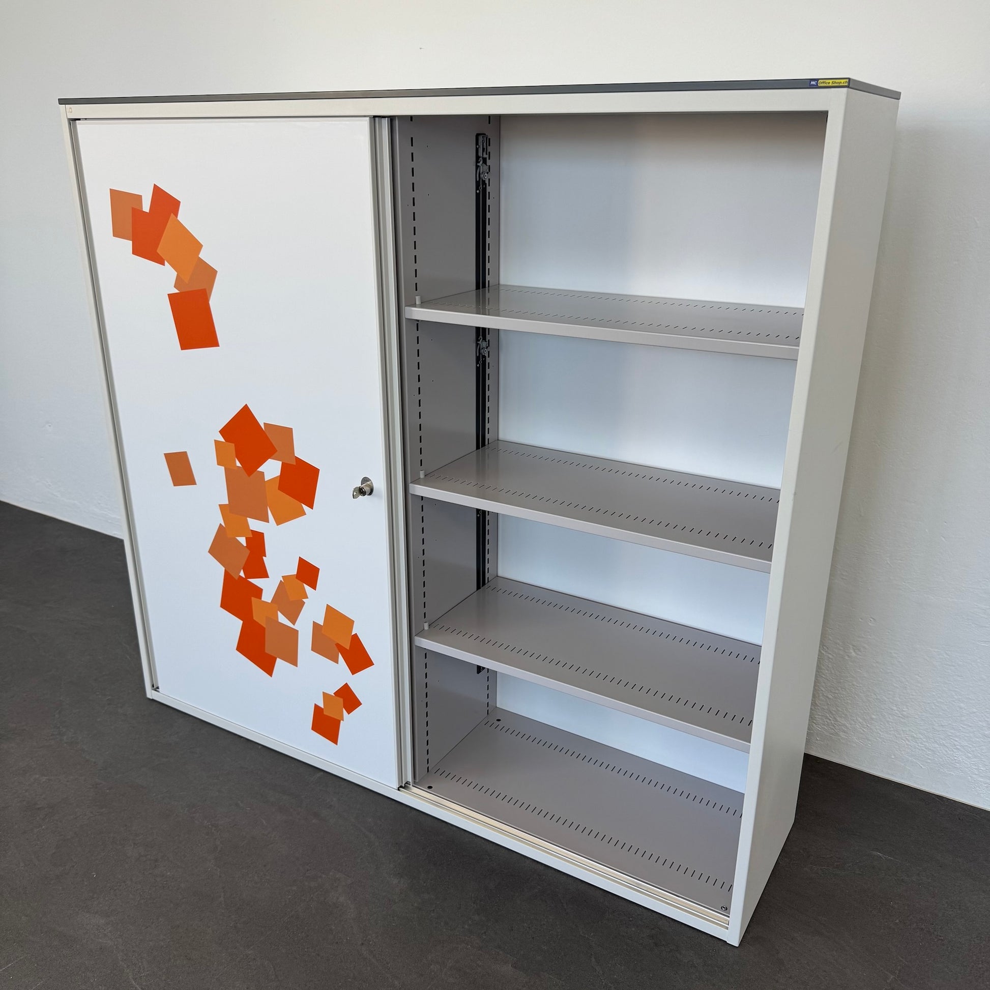 Lista Storage Schiebetür-Aktenschrank mit je 3 Fachböden pro Seite