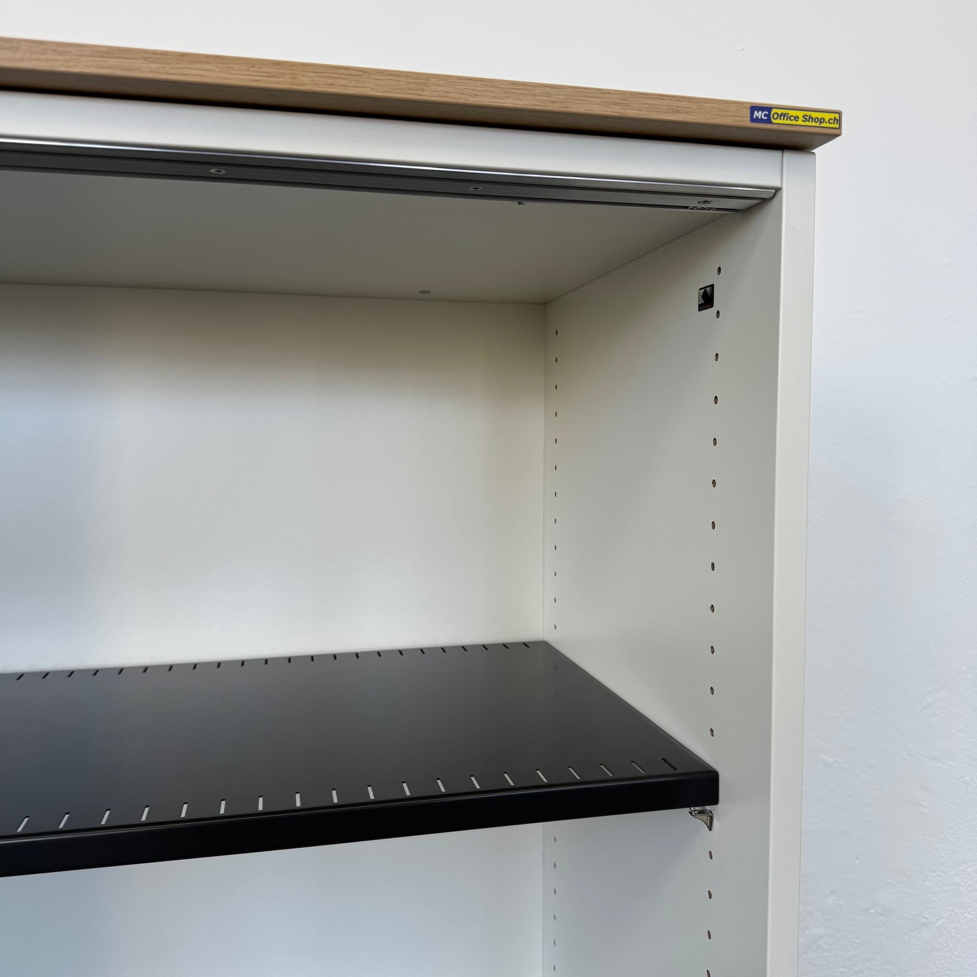 König + Neurath ACTA Classic Schiebetür-Aktenschrank Detailfoto Ecke oben rechts