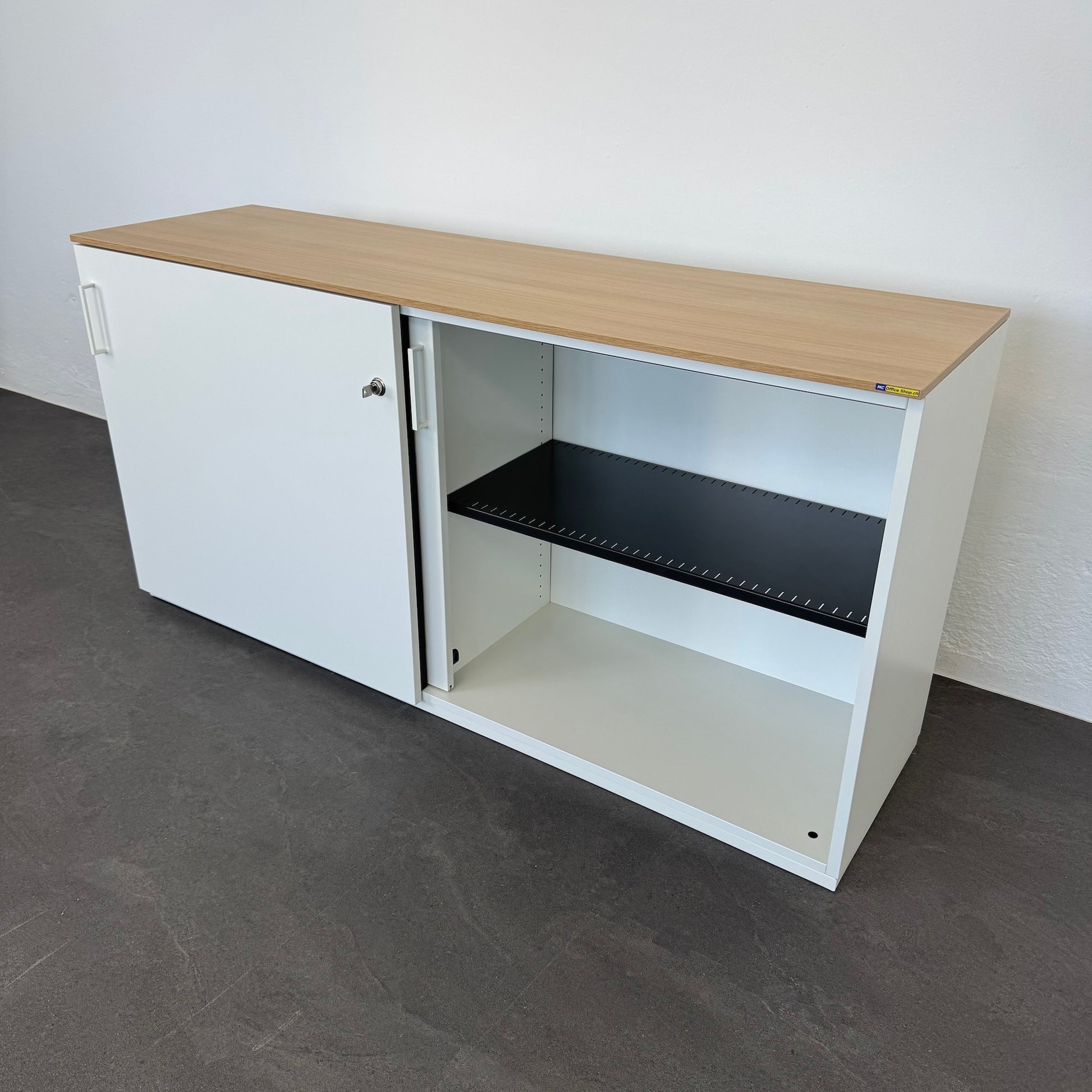 König + Neurath ACTA Classic Schiebetür-Aktenschrank mit Deckblatt aus Akaziendekor