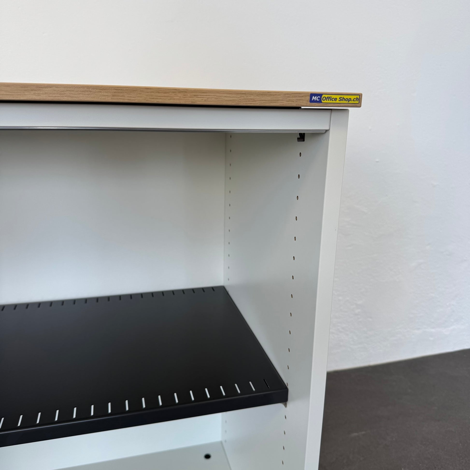 König + Neurath ACTA Classic Schiebetür-Aktenschrank Detailfoto rechts oben