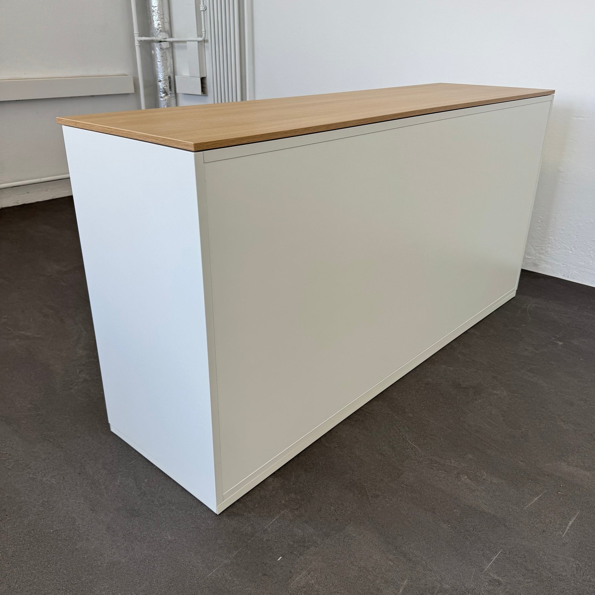 König + Neurath ACTA Classic Schiebetür-Aktenschrank von der Seite