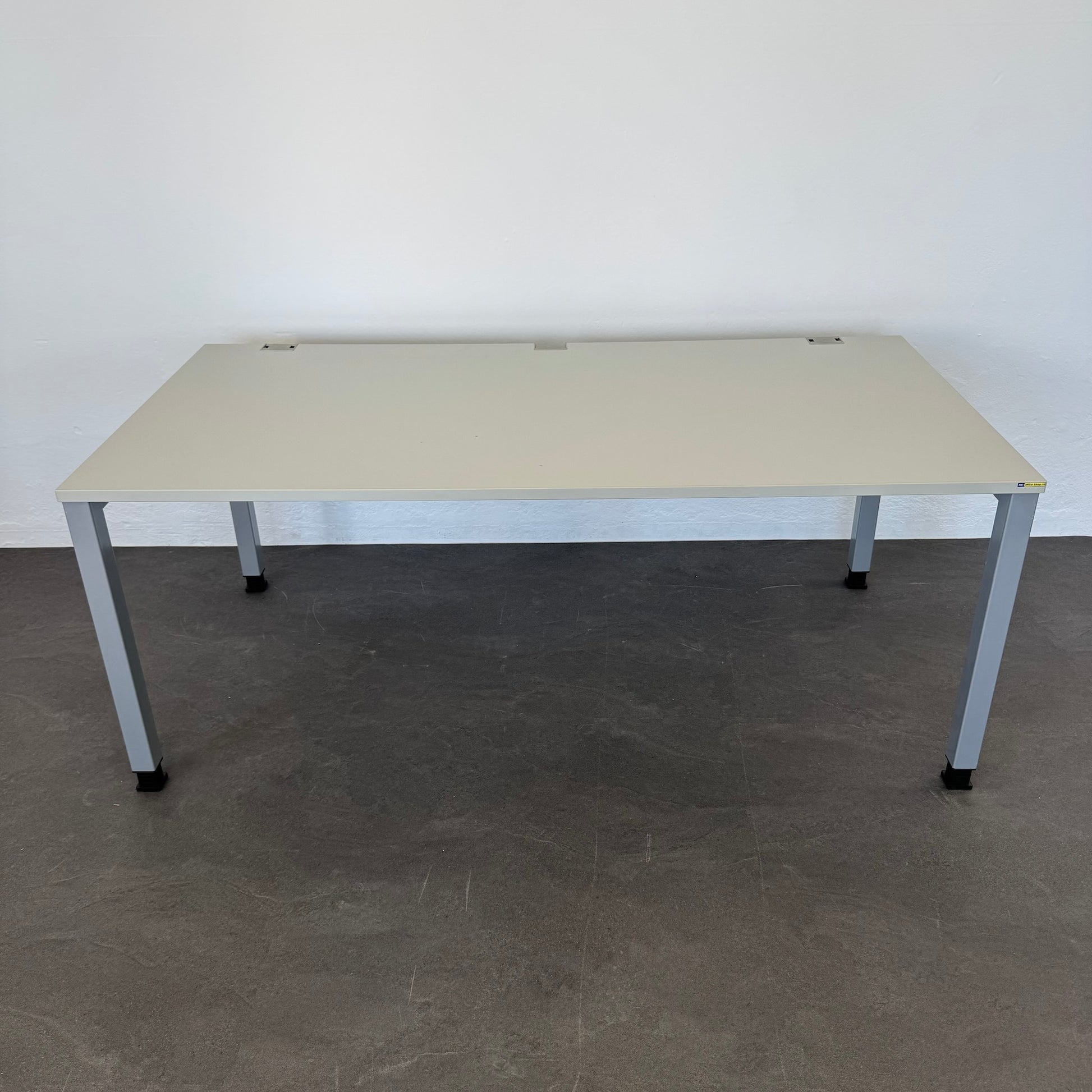 König + Neurath BASIC.4 Schreibtisch Spanplatte Lichtgrau