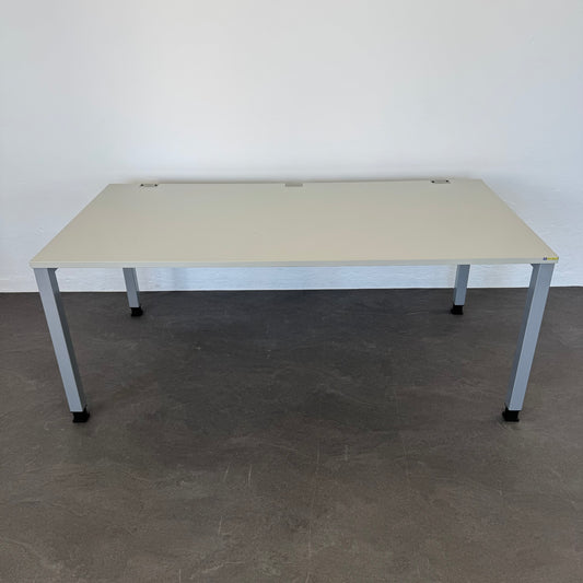 König + Neurath BASIC.4 Schreibtisch Spanplatte Lichtgrau