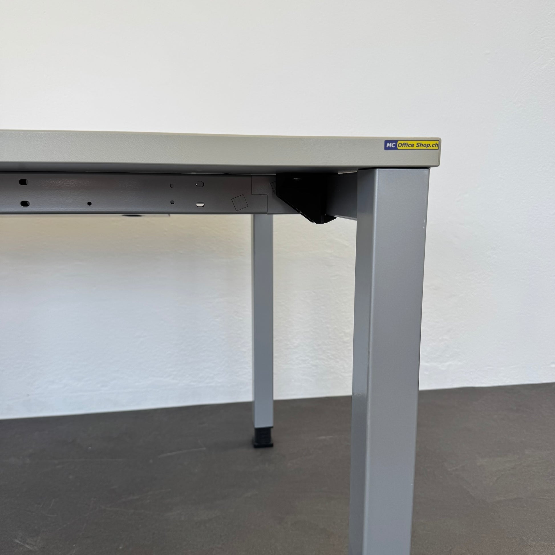 König + Neurath BASIC.4 Schreibtisch Detailfoto ecke rechts