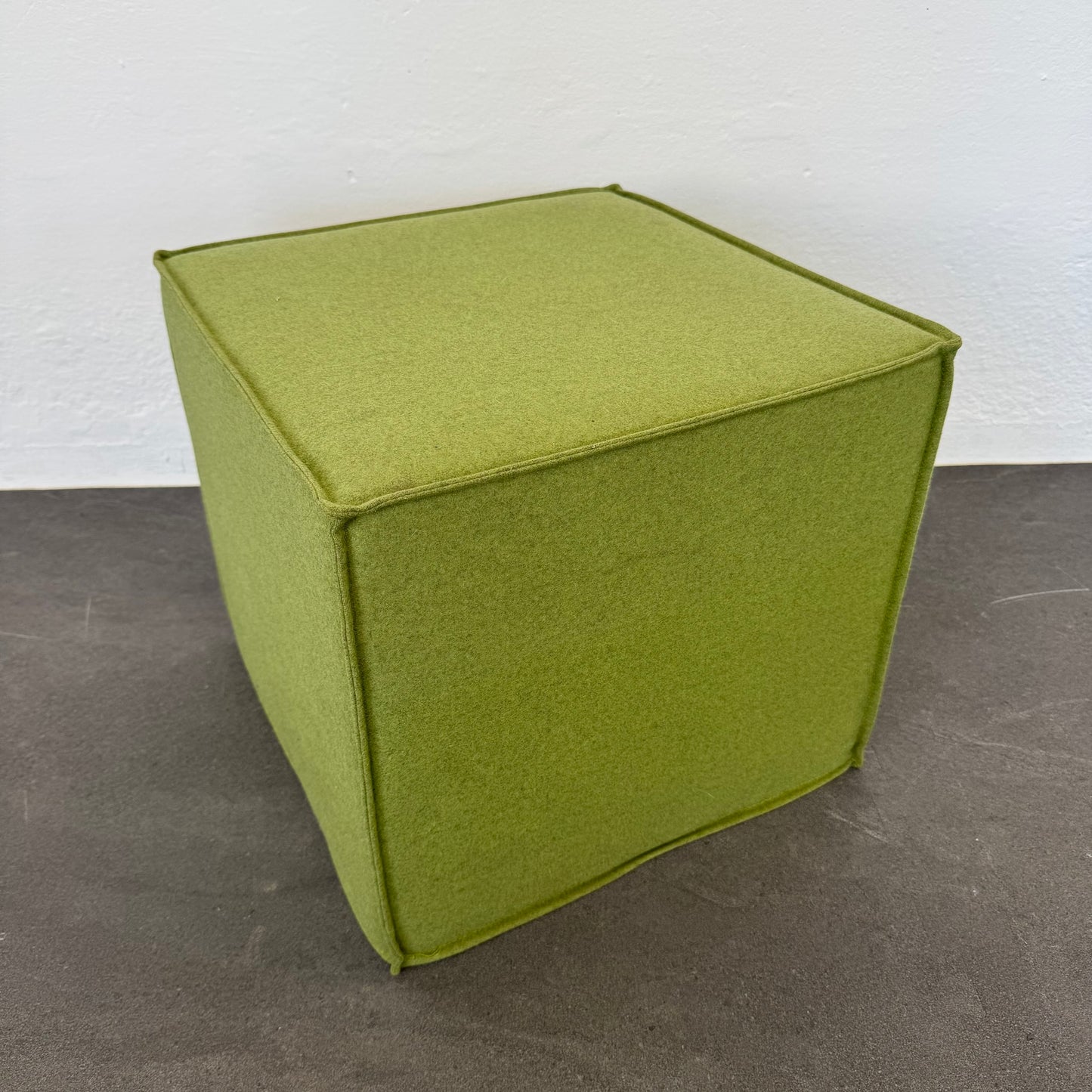 Softline Hocker Space leicht seitlich