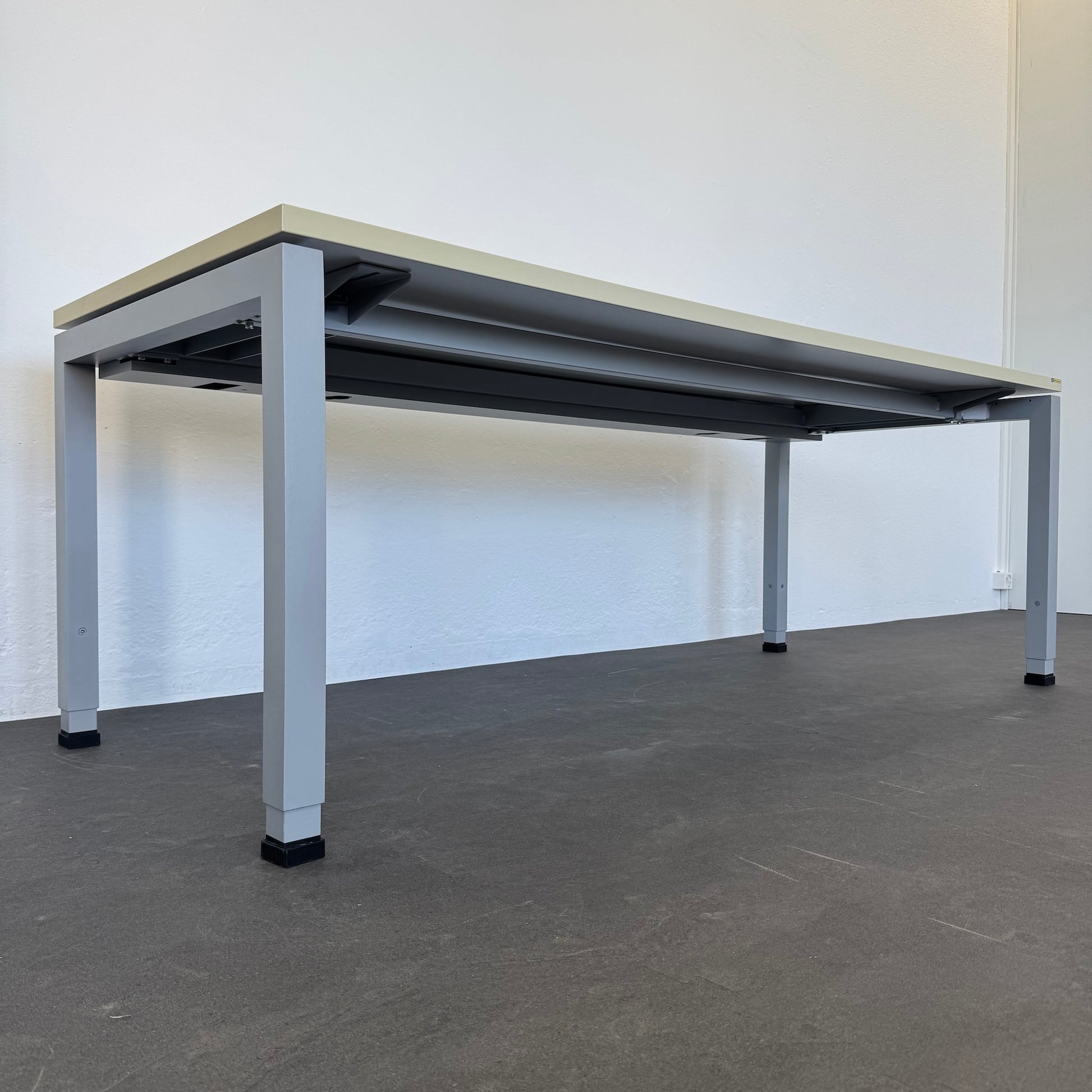 Denz D3 Schreibtisch seitliche Ansicht