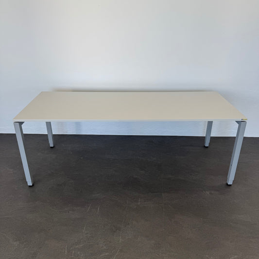 Denz D3 Schreibtisch Spanplatte Lichtgrau
