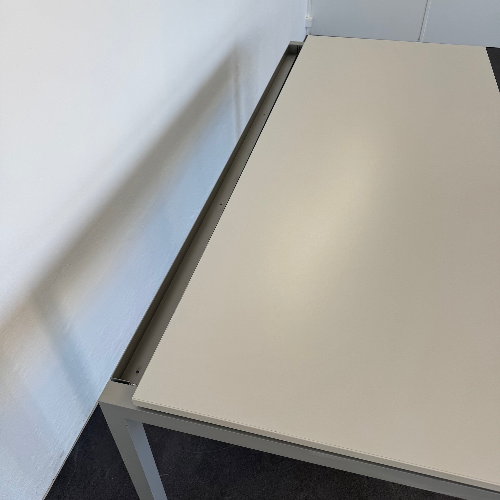 Denz D3 Schreibtisch Ansicht Kabelkanal