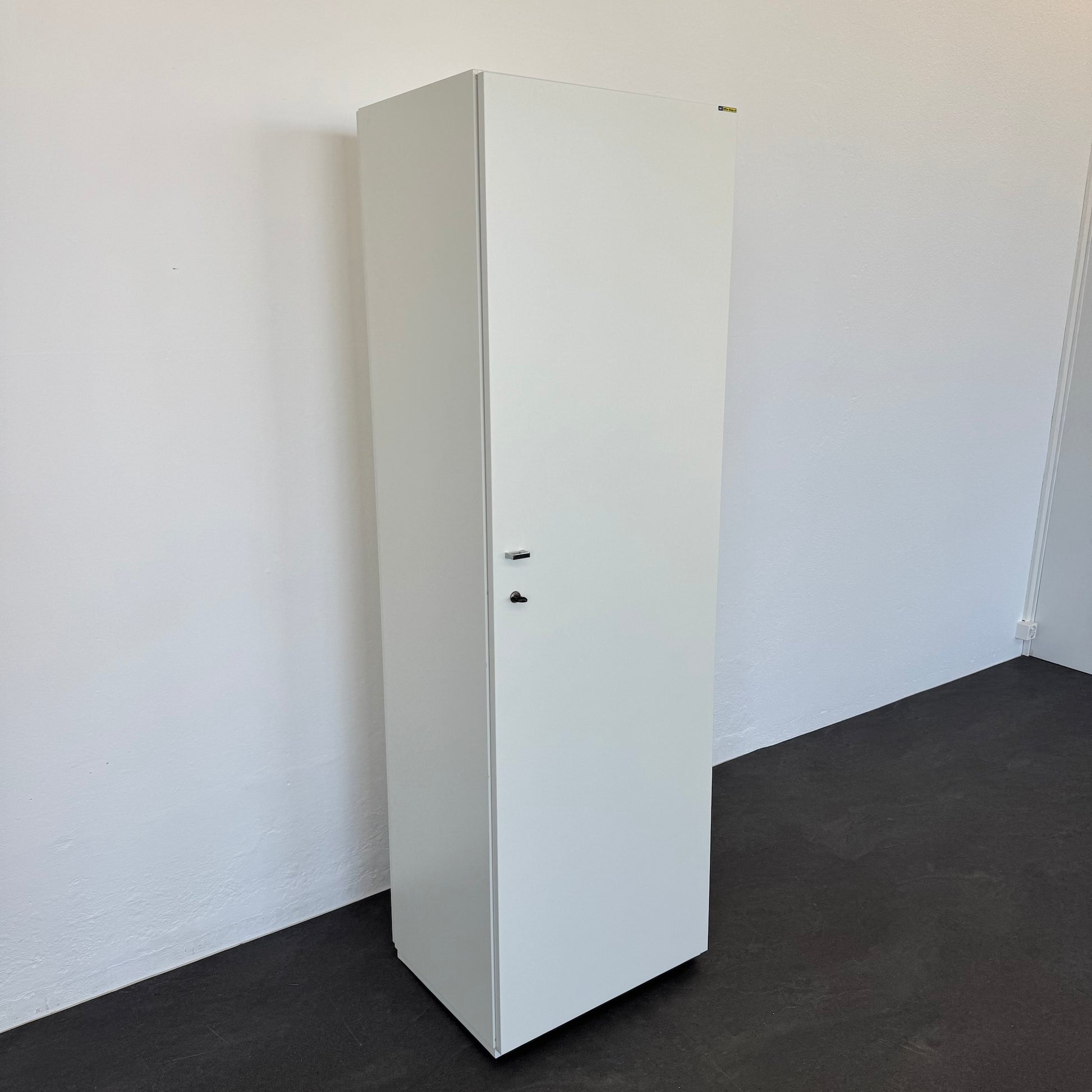 König + Neurath ACTA Classic Flügeltür-Aktenschrank für 5 Ordner-Reihen offen von vorne links