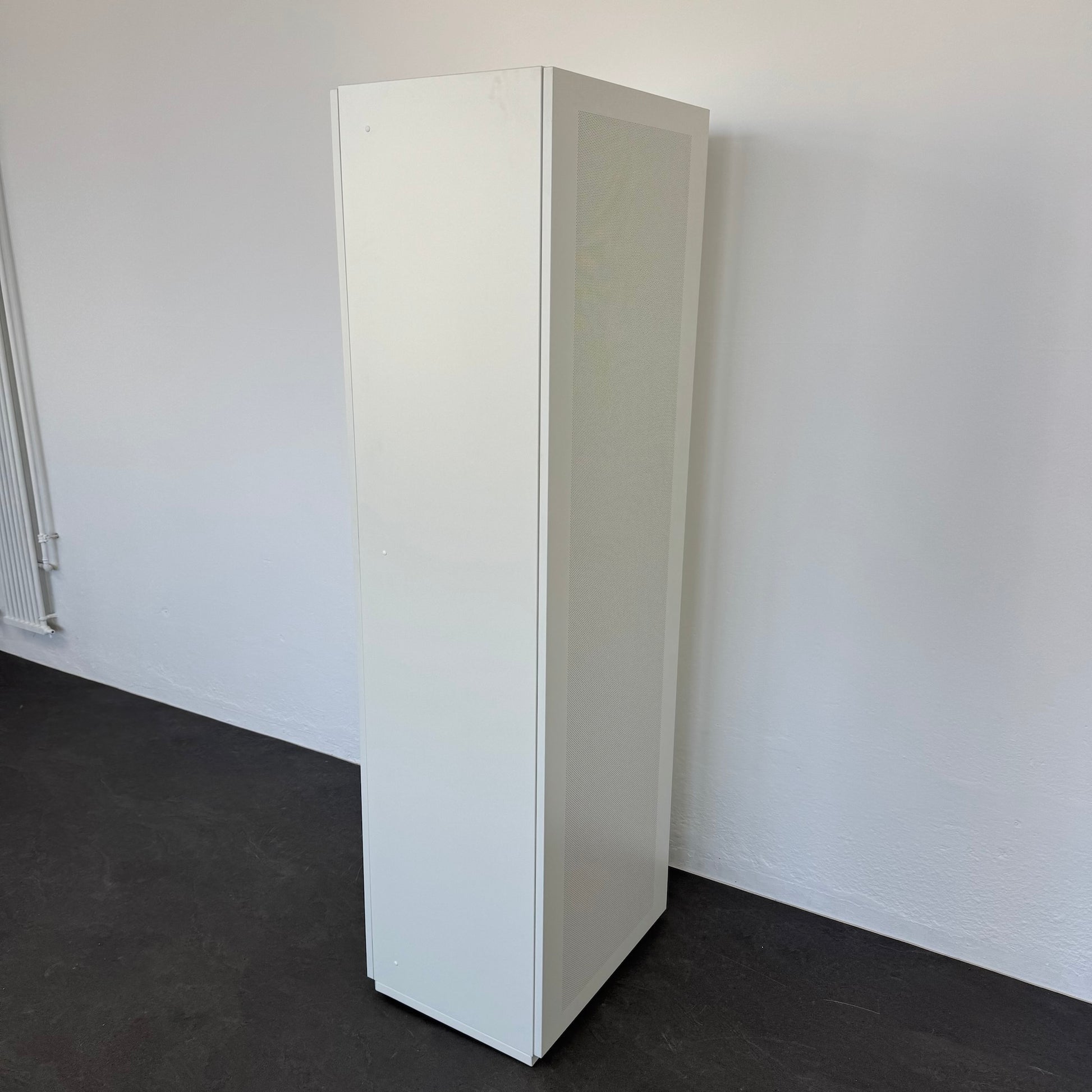 König + Neurath ACTA Classic Flügeltür-Aktenschrank Spanplatte Weiss von der Seite