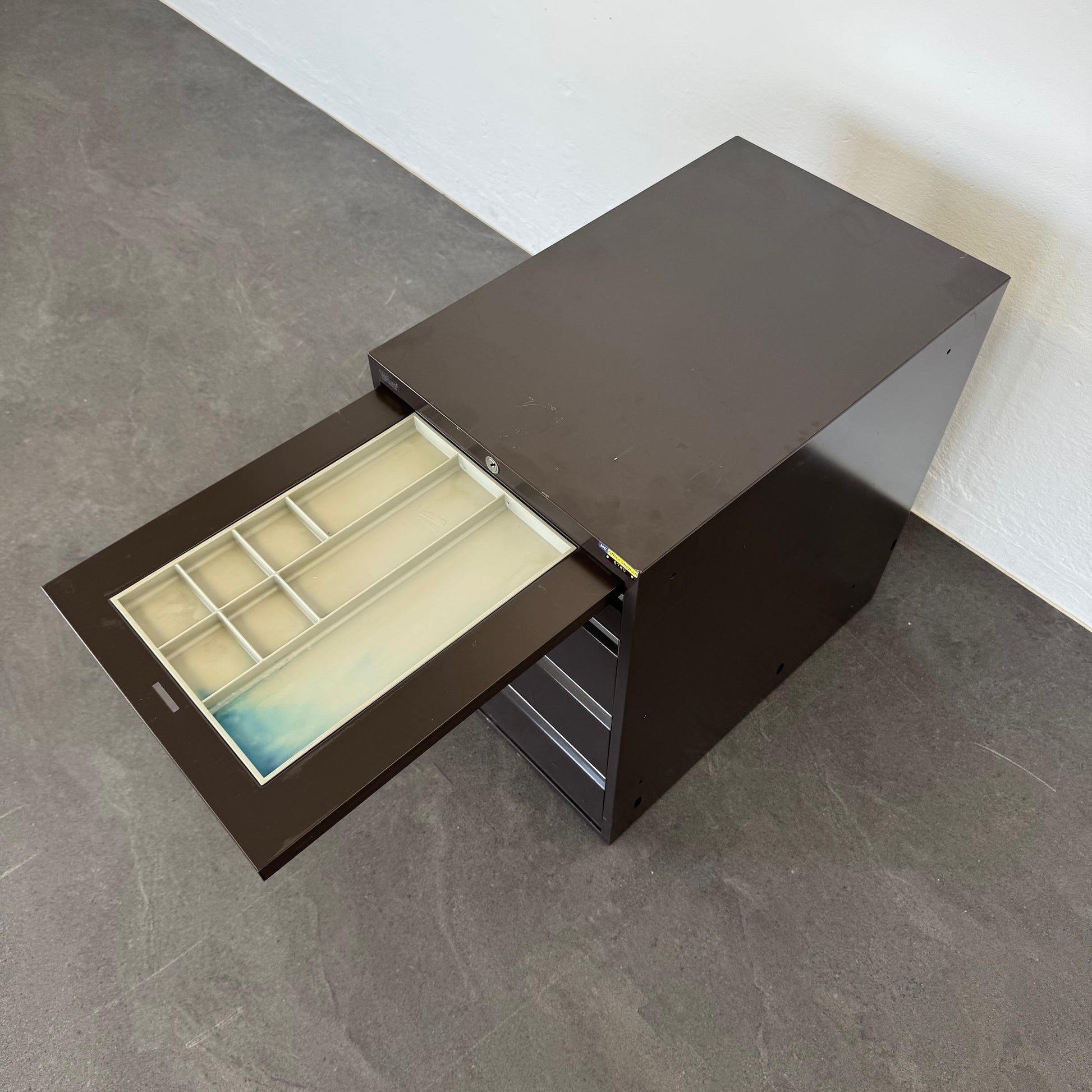 Vidmar Basic Unterstell-Korpus mit Materialschublade offen