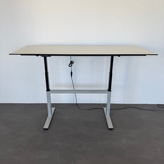 Lista Office LO Choice Sitz-Steh-Schreibtisch mit Vollkern HPL Tischplatte in Kieselgrau