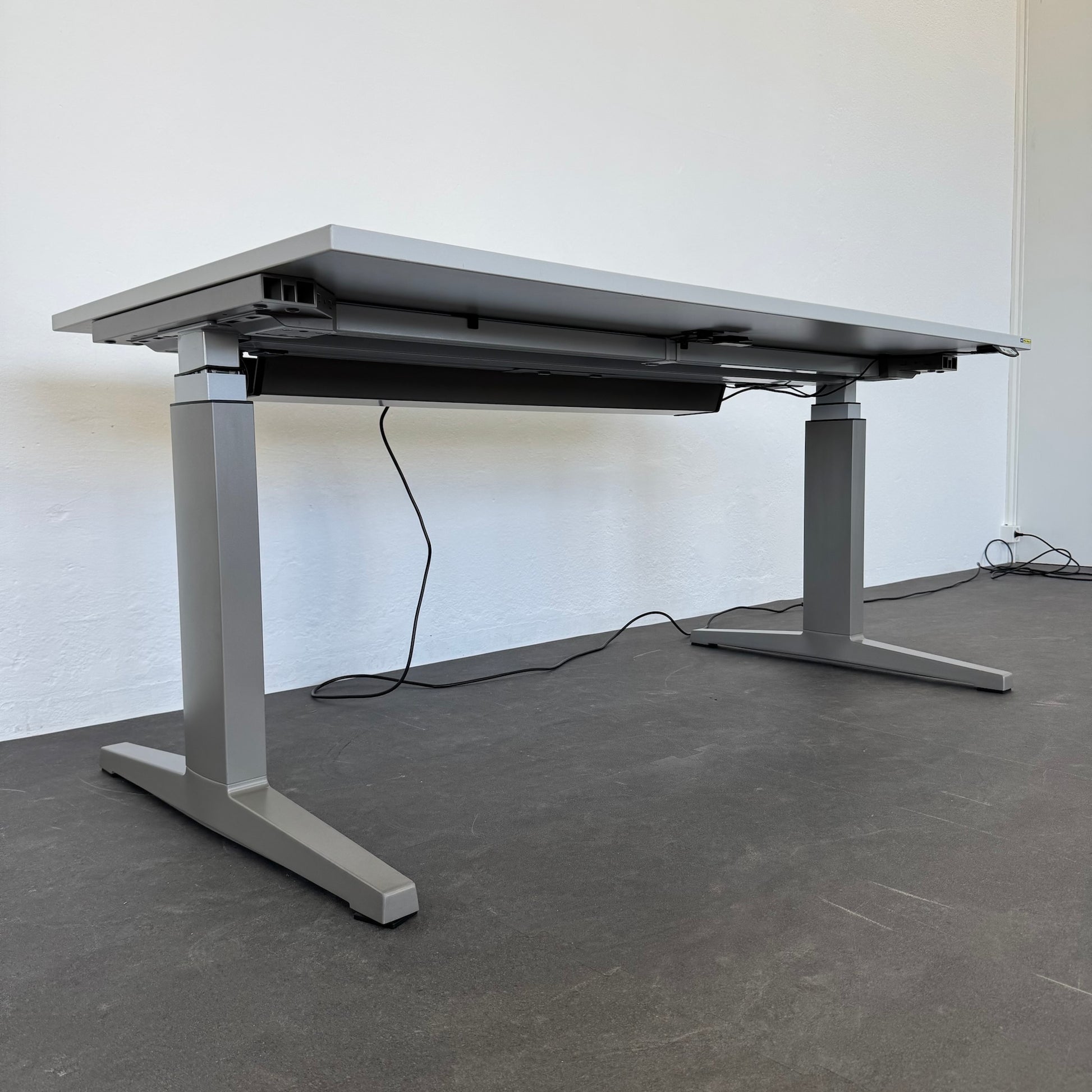 Haworth Kiron Sitz-Steh-Schreibtisch mit anthrazitem Gestell