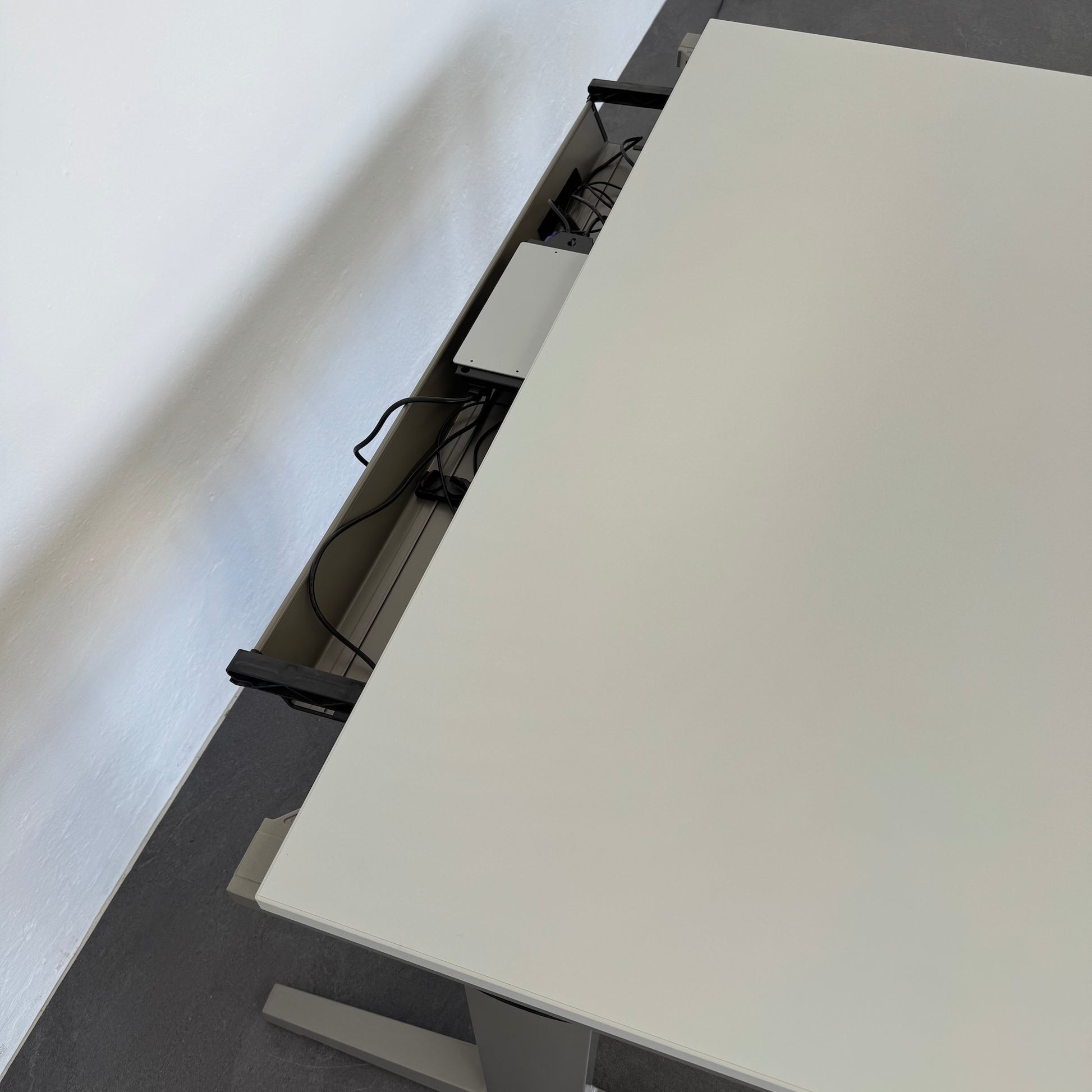 Haworth Kiron Sitz-Steh-Schreibtisch Detailfoto Kabelkanal