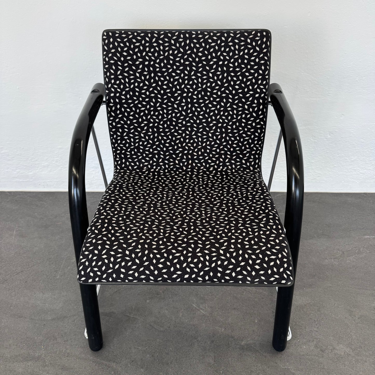 Thonet S 320 P Polsterstuhl mit Stoffbezug schwarz/weis gemustert