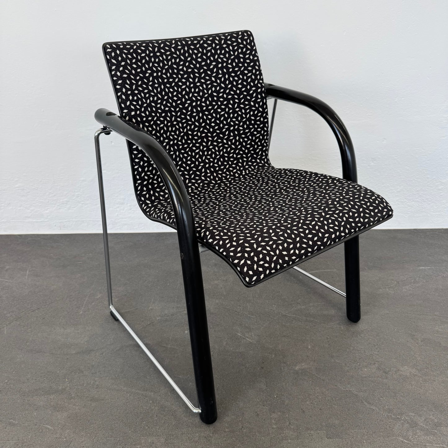 Thonet S 320 P Polsterstuhl mit Bugholz Armlehnen