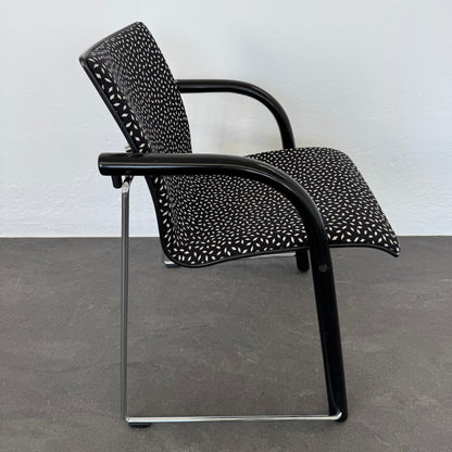 Thonet S 320 P Polsterstuhl mit Kufengestell Chrom glanz